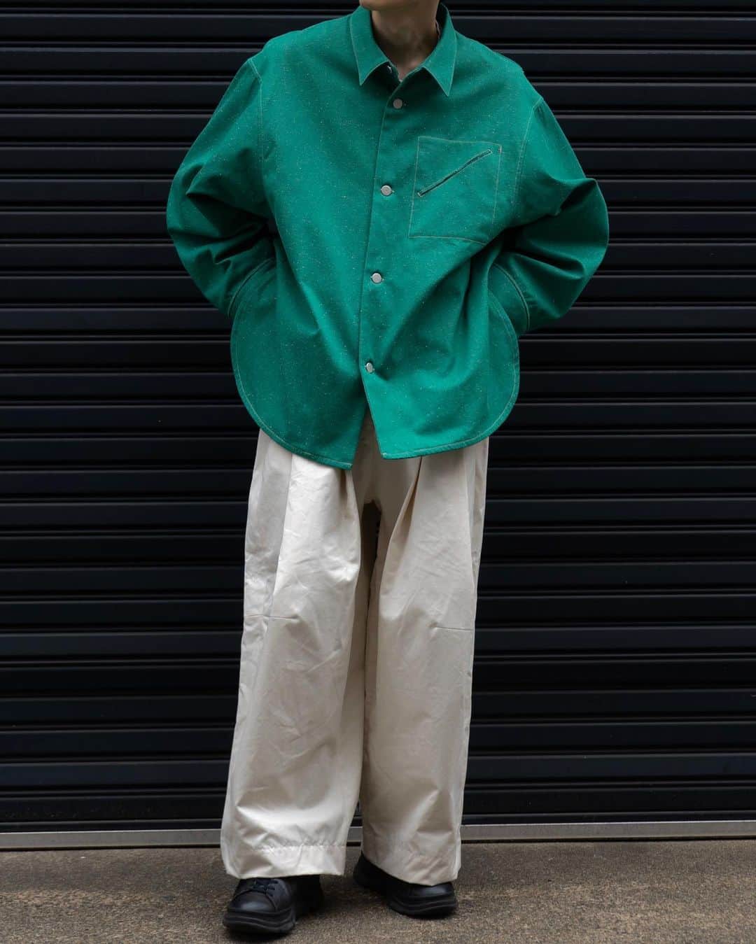 みっきーのインスタグラム：「⁡ ⁡ ⁡ このネップ感あるグリーン、最高🟢 ⁡ ⁡ ⁡ 🧥 #shinyakozuka  👖 #shinyakozuka 👟 #markaware ⁡ ⁡ ⁡ #シンヤコヅカ #バギーパンツ #春コーデ」