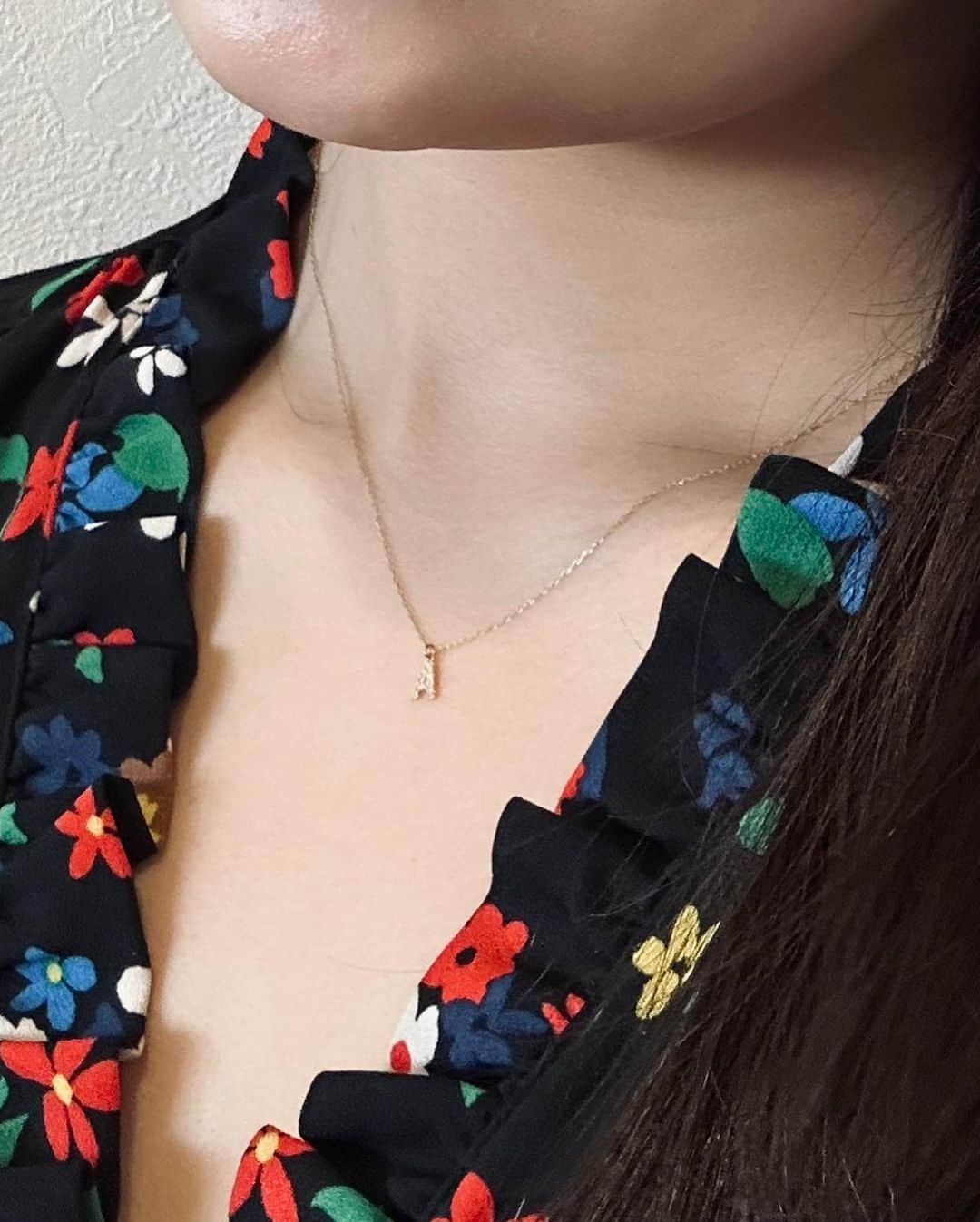 浅野杏奈さんのインスタグラム写真 - (浅野杏奈Instagram)「ワンポイントのAがステキな  Aletta Jewelryのネックレス  イニシャルのものを探しても、 サイズ感や色合いがしっくり来るものが見つからない中で出会ったこのイニシャルネックレス。 胸元が開いたワンピースにも素敵だけど夏の白Tなんかにも合わせたい🫧 そっと輝きを与えてくれるところが好き。  #alettajewelry  @aletta_jewelry_official」3月30日 21時27分 - this.is.anna_box
