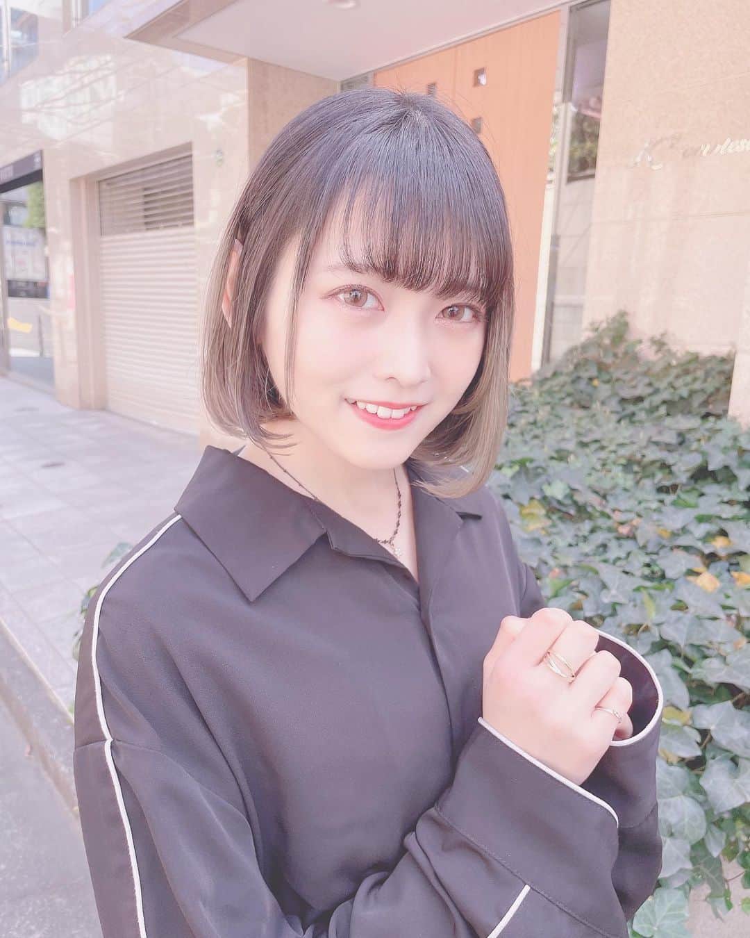 戸奈あゆみのインスタグラム：「髪切りました💓 久しぶりのボブ🥰  @imari_style さん、ありがとうございました🙌🏻  #japanesegirl #japanese #girl #photography #portrait  #selfie  #被写体 #自撮り #自撮り女子  #自撮り界隈 #model #写真 #フリーモデル #ポートレート女子 #モデル #撮影モデル #大学院 #大学院生  #ヘアカット  #ボブ」