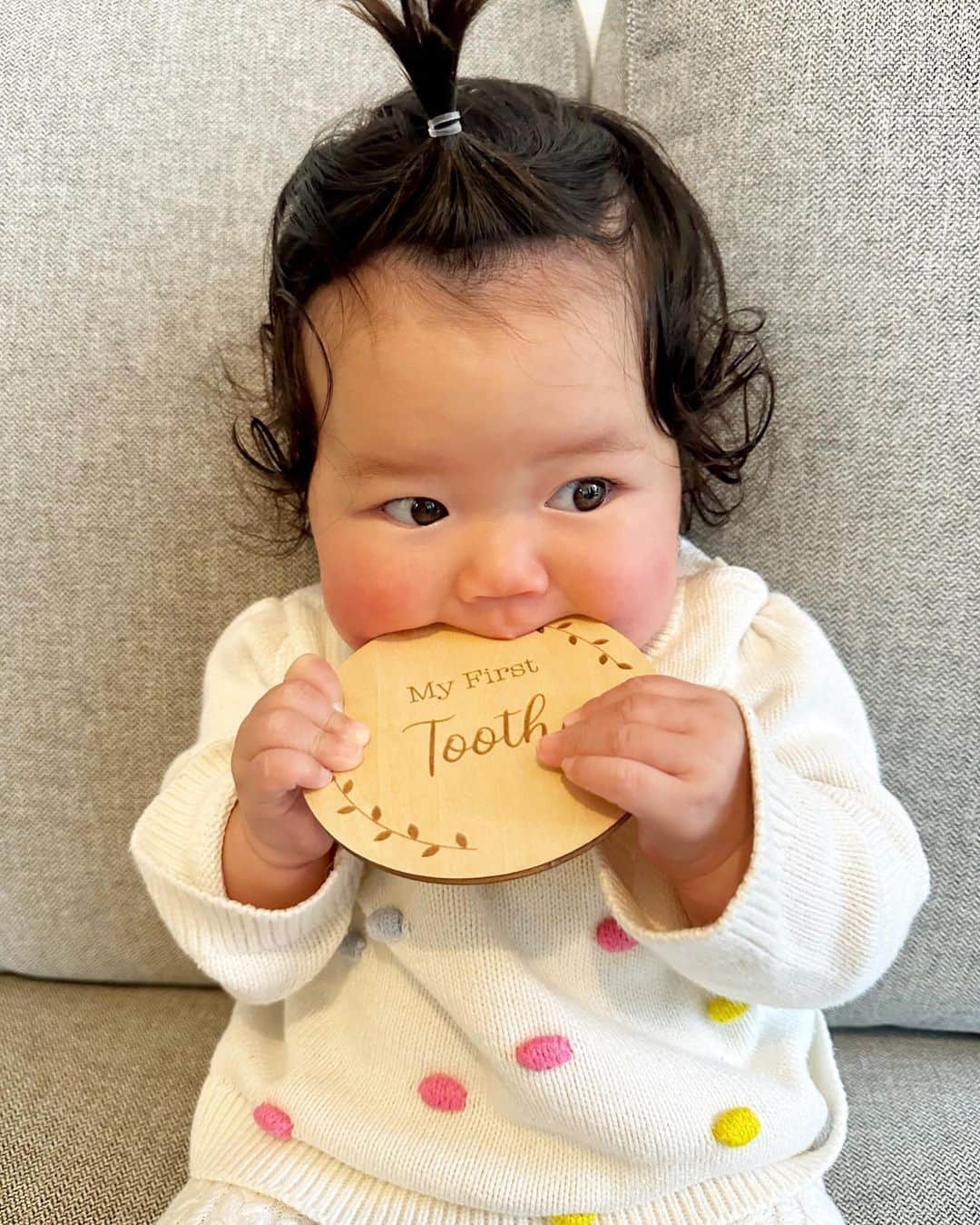 エリナ シルカのインスタグラム：「First little tooth 🦷 小さな歯が一本生えてきて、より一層ガジガジしてます。笑」