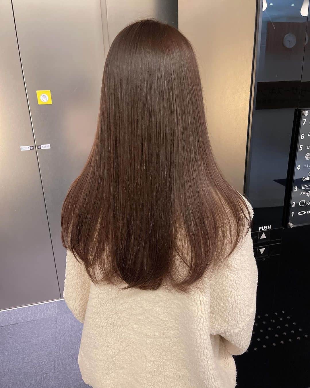 高島ゆみさんのインスタグラム写真 - (高島ゆみInstagram)「.  髪切りたい！って思い立って @doiken0322 さんに連絡して 10センチばっさり✂️✨  カラーは @yasuda_takumi_ さんに🤍🤍  可愛いって沢山いってもらえて 好評で嬉しい😙❤️❤️  #カラー#カット#大阪美容院」3月30日 21時23分 - yumi_tksm