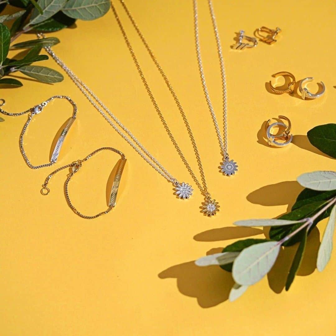 のインスタグラム：「4/1(土)より人気のジュエリーコレクションが @seven.official NAKAMEGURO・ONLINE STOREにて発売💎✨  セブンクロス、フラワーロゴデザイン使用した小振りのネックレス、イヤーカフ、ブレスレット、ピアスのラインナップが登場致します⚠️ ジュエリーコレクションを是非ご覧ください💨  #studioseven」