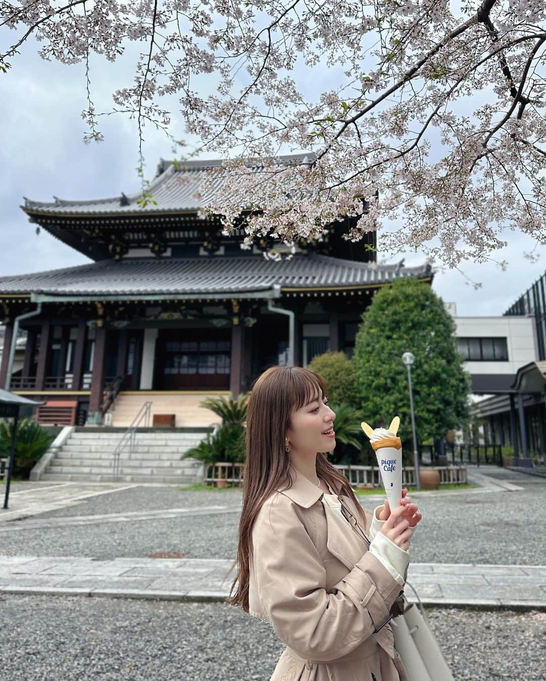 黒坂優香子のインスタグラム：「🌸  雨が止んで少しだけ桜を見られた日🫶🏻  もう葉桜になってきてるね。 散っちゃう前にもっとたくさん桜見たいなぁ♡  トレンチコート　@grace_continental.div  バッグ　@polene_paris  スニーカー　@pumajapan   POLELEのバッグは形がお花みたいで可愛くてお気に入り♡ 荷物がたくさん入るところも🫶🏻  たくさん笑ったなぁ🤣 ありがとう相棒♡ @ito_yuri_official   #ootd #fashion #コーデ #gracecontinental #diagram #puma #polene #ゆかこーで #低身長コーデ #sサイズコーデ #おちびコーデ」