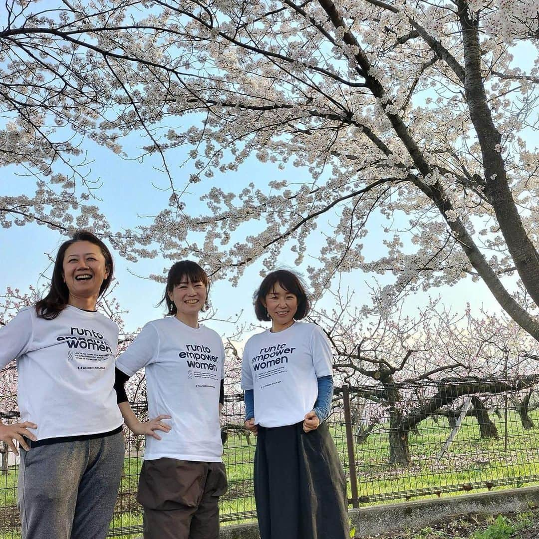 浅利そのみさんのインスタグラム写真 - (浅利そのみInstagram)「今年の @white_ribbon_run は やまなし農業女子 @yamanashi.nj  南アルプス市フレッシュミズ @ja.malps.freshms  のメンバー 京ちゃん @kyokokata  みっこさん @hosakamikiko  も一緒に。  私たちにできること。 みんな、あーしたい、こーしたいが溢れていて、 ほんっとに色々なことを前向きに頑張ってる。  （走ることはこれからだけど🤣） 自分のために 誰かのために 地域のために フル回転で動いてる。  みんながいるから頑張れる。  ありがとう。  さぁ、これから畑が本格的に始まるよ。 全力ガッツで頑張ろうー！  #Repost @white_ribbon_run with @use.repost ・・・ 【あと少し！】  毎日、日本各地そして世界各国から続々と投稿が増えている 1投稿が100円の寄付になる「 #ホワイトリボンラン2023 」ハッシュタグチャレンジ！  1か月間あった時間もあっという間に残り数日となりました。 嬉しい驚き✨の毎日投稿アクションをしてくださる方、家族とダンス動画で参加下さる方、 各地の美しい風景や桜の中を走っている方、走らないけどTシャツをきて何回も投稿して応援くださっている方！ 素晴らしい投稿の数々が3000を超え、史上最多を更新中です。  あと3500投稿達成まで、あと本当に少し・・！  あと3日、皆さんの投稿チャレンジを心から楽しみに、お待ちしております🙇‍♀️✨ 宜しくお願いいたします！  走ろう。自分のために。誰かのために。 Run to Empower Women♡  💡全額寄付💡になる、ホワイトリボンラン×アンダーアーマー公式チャリティＴシャツも絶賛発売中です！  ❤ホワイトリボンラン2023にエントリーくださった方へ❤ エントリー者様限定のびっくりお得価格【全額寄付になります】で、Tシャツを販売しております。 ぜひ先日配信しております事務局からのメールをご確認ください！  ___________________________________________  📢Instagram 1投稿につき100円が寄付に！〈目指せ5000投稿！〉 #ホワイトリボンラン2023　ハッシュタグチャレンジ  3月1日～31日のホワイトリボンラン開催期間中、「 #ホワイトリボンラン2023 」のハッシュタグをつけて公式Tシャツを着て走ったり、歩いたり、おでかけしたりした様子をInstagramに投稿すると 1投稿につき100円が、皆さまに代わってホワイトリボンパートナー企業よりジョイセフに寄付されます。  期間中はいつでも、どこでも好きに走って頂くことができます。投稿数に上限はありません。毎日投稿、複数投稿もOKです！  期間中は #ホワイトリボンラン2023 ハッシュタグ投稿をカウントし、公式Instagramや ホワイトリボンランHPにて随時発表します。  参加の方法＞＞ https://white-ribbon.org/white-ribbon-run/campaign/  国際女性デーや女性の健康週間のある3月の「ホワイトリボン月間」は、自分や身近な大切なひと、そして世界中の女性の健康のために、ホワイトリボンとともにアクションしていきましょう！  ___________________________________________  今からでも間に合う！！チャリティアクション❤  【全額寄付】の“公式Tシャツ＆パワーステッカーでチャリティー”  公式Tシャツとパワーステッカーの全額が寄付に！！  ホワイトリボン月間に、なにかアクションしたい、Tシャツを通して寄付したい！という方にもぴったり。 追加でTシャツが欲しい方にもおすすめです。  Tシャツが届いたら、ぜひ#ホワイトリボンラン2023ハッシュタグキャンペーンへのご参加をお願いいたします！   【全額寄付】詳細はこちら @joicfpcharityshop  https://joicfp.shop/?category_id=620455280020fc37f3a6892c  🏃‍♀️🏃‍♂️🧘‍♀️🚴‍♀️🏊‍♀️🏄‍♀️🎾  #ホワイトリボンラン2023 #国際女性デー2023  #ホワイトリボンラン #走ろう自分のために誰かのために #女性の健康が世界を変える #whiteribbonrun2023 #runtoempowerwomen #run_to_empower_women #healthywomenhealthyworld #ジョイセフ #ホワイトリボン #whiteribbon #国際女性デー #ホワイトリボンラン拠点スポット #チャリティー #チャリティ #寄付 #donation #チャリティラン #チャリティイベント #ランニング好き #ランニング好きな人と繋がりたい #ランニング好き集まれ #ランニングコミュニティ   @joicfp @314insta @nana_718」3月30日 21時25分 - asarisonomi