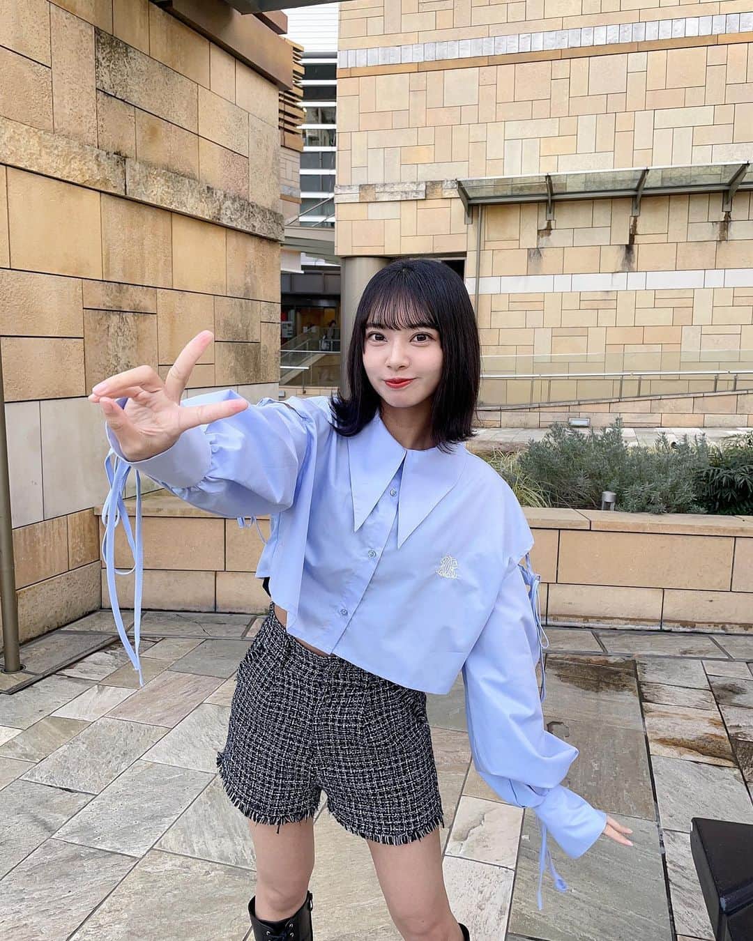 山田寿々のインスタグラム：「. ⁡ ⁡ ⁡ 全身Chicoコーデでした💙 青かわいーっ ⁡ この日はお姉ちゃんとコンサート見に行きました😚 見に行ったあと感想言いながらお酒飲んでて 自分も大人になったな〜、と実感しました ⁡ おわり ⁡ ⁡ #ootd #今日のコーデ #アイドル #私服 #chico #外ハネボブ #ボブ」