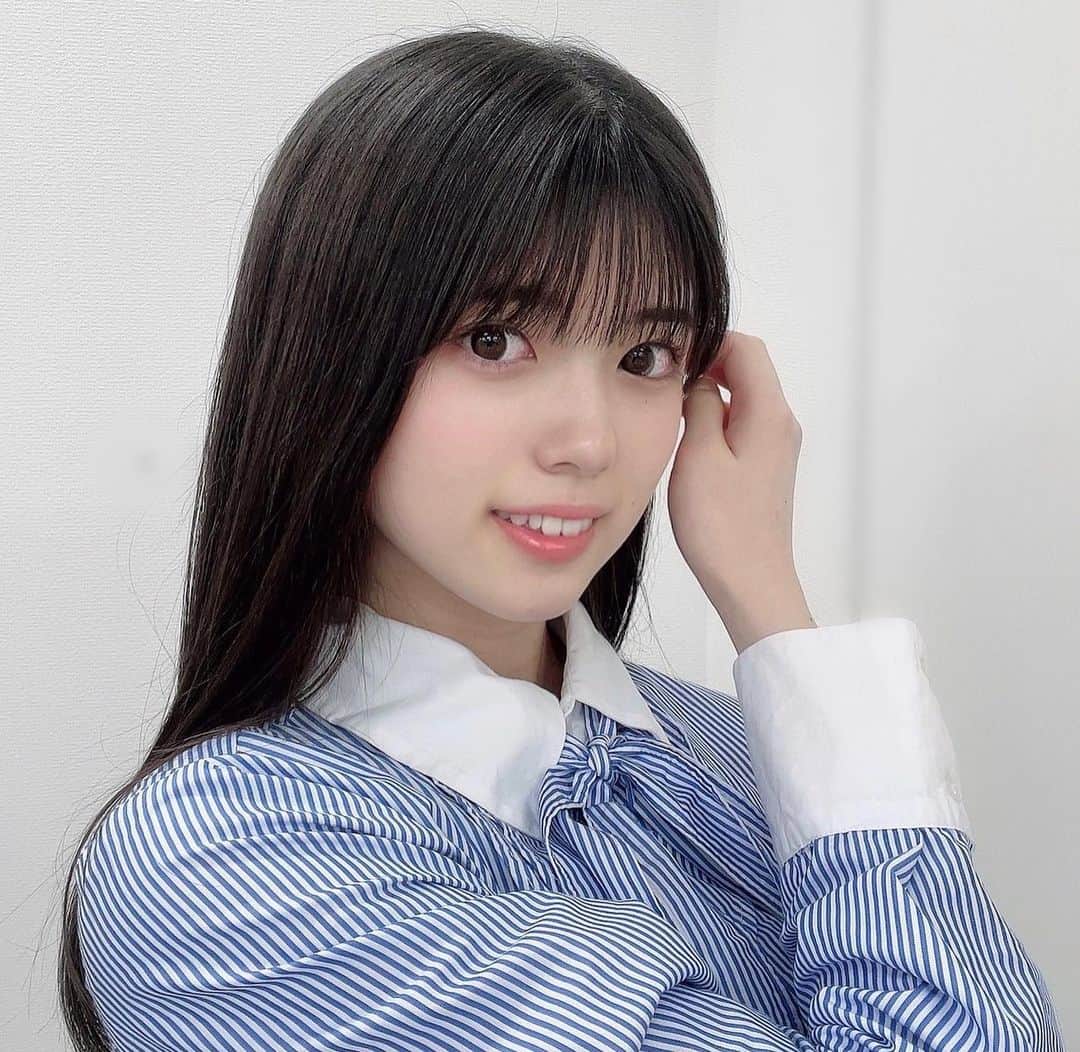 のインスタグラム：「⌇ 𝗌𝗍𝗋𝗂𝗉𝖾 𝗌𝗁𝗂𝗋𝗍 ⁡ ⁡ 春はやっぱりストライプシャツ𓂅𓂅 ⁡ ブルーの服着たら幸せな気分になる〜🪞🤍 ⁡ ⁡ #05 #idol #nmb #jk #アイドル  #ストライプシャツ #春コーデ #zara #zaraコーデ」