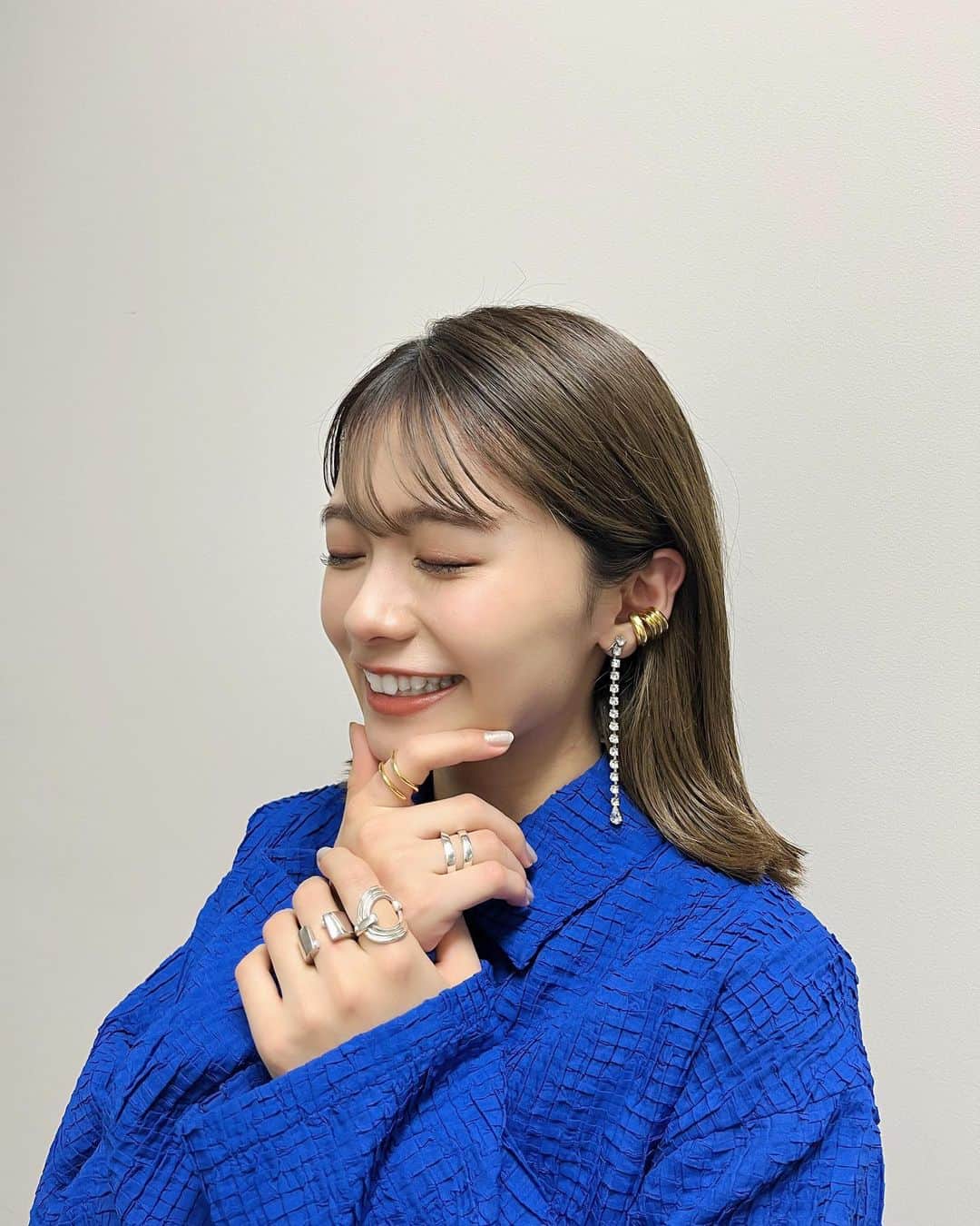 足立佳奈のインスタグラム：「全身でみると青の衣装だけど、 アクセサリーもりもりだった日💍」
