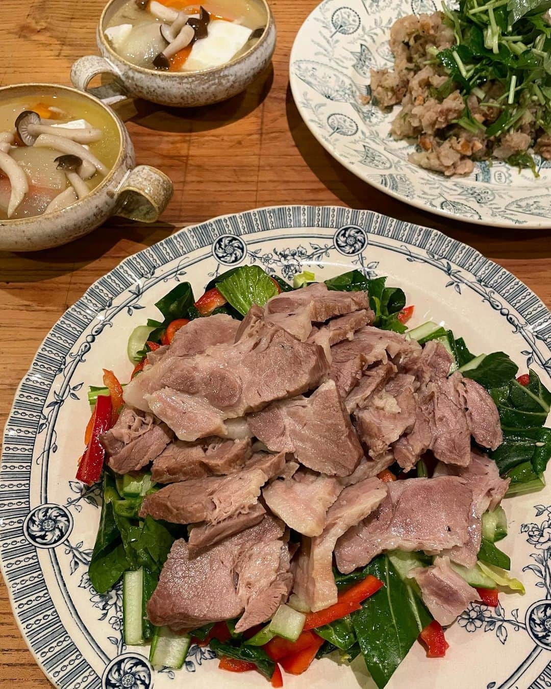 黄川田としえのインスタグラム：「今日は時間がなさそうだったから 昨日、豚肩ロースに塩をして塩豚にしておいたから 久しぶりに #塩豚で3品　にしました。  塩豚にしておいて、ほんと助かった！毎度自画自賛ですみません。  けど、お肉が熟成されて柔らかくなるし、茹でるだけでいいし、本当に美味しいからおすすめです。アレンジは自在にどうぞ。  🌝大事なのは塩豚作り。 豚肉塊（赤身と脂のバランスが良いので肩ロースがおすすめ）500gをポリ袋に入れて塩小さじ1〜1と1/2ほどまぶして冷蔵庫へ。1〜2日寝かす。我が家はだいたい一回に1キロで作ります。 塩するだけ、これだけで格段に美味しくなります。  🌝鍋にオイル少し、塩豚をそのまま入れて表面を焼き付ける。  🌝酒、生姜スライス、玉ねぎ、人参、じゃがいも、かぶるくらいの水を入れて40分ほど煮込む。お肉にしっかり火が通るまで。  🌝途中、じゃがいもを取り出す。今日は昨日の残りの三つ葉とブロッコリーのクルミ和えに加えて、オリーブオイル、塩、お酢を加えてポテサラに。 きゅうり、ハムとマヨネーズとかで普通のポテサラなどお好きなもので！  🌝お肉を取り出してスライス→小松菜、パプリカ、ピーマンを刻んでオリーブオイル、胡麻油、塩、レモンで和えたサラダに乗せる。  たれはパクチー入りの #ナンプラーオイル　（レシピは→ #ナンプラーオイルレシピ　タグからどうぞ。）  🌝茹で汁はスープに。しめじとお豆腐を加えて、塩で整える。塩豚の塩気もあるので様子見て。  ひと鍋から3品。 なんとかだだだだーと晩ごはんにできました😋  #tottogohan  #ポッサム #塩豚で3品プラスアルファ  #塩豚で3品  #茹で鶏で3品  #ジュニアアスリートフード  #疲労回復 #豚肉メニュー #抗酸化作用#パプリカ #小松菜#ピーマン」