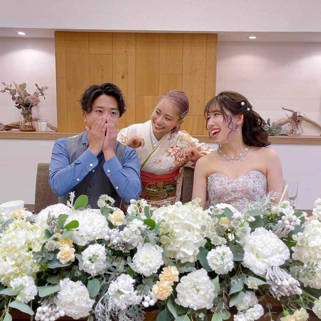 田辺莉咲子さんのインスタグラム写真 - (田辺莉咲子Instagram)「昨日、兄の結婚式でした♡ 私の大好きな兄と大好きな奥様がとーってもキラキラしてて幸せいっぱいでした👰🏻‍♀️🤍  はぁ…ありがとうが溢れて、 溢れて溢れて言葉が思いつかずお2人に全然気持ちを伝えられなかった… 本当にありがとうございます‼︎ 私の家族の自慢の2人です👰🏻‍♀️🤵🏻‍♂️  そして式の間お留守番してくれていたらいたさんと翌日早起きして公園でお花見🌸」3月30日 21時28分 - risako_tanabe