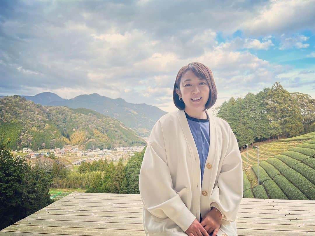 酒井美紀のインスタグラム：「4月2日、夜10時45分からNHK静岡で私を密着していただい番組が放送します。 配信もあるので是非、皆様そちらでも🌿  撮影では地元静岡へも行きましたよー。 なんか、密着は初めてでとても恥ずかしい気持ちですが、、 良ければご覧になってくださいね。  #酒井美紀#女優#muaproduction#湘南#NHK#静岡#茶畑#密着」