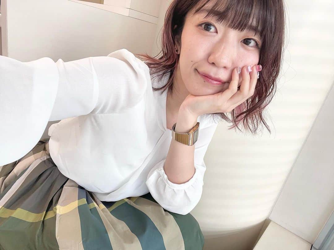 ぱいぱいでか美のインスタグラム：「キャラダチミュージアムありがと🖼 . 新しく始まるものもあれば終わるものもあり！春！ 毎週日曜の朝5時10分(!?)からフジテレビ系列で放送していた 『キャラダチミュージアム』 前回の放送が最終回でした！ 和田彩花さんがキュレーターを務める不思議な美術館で たくさんの芸人さんを見てただただ笑うという最高の仕事でした✌🏻  元々ゲイニン インスタレーションのコーナーのリアクターも あやちょキュレーターが留学で不在の間 私に代打が回ってきたような認識だったので このままお別れなのが寂しいのですが たくさんの芸人さんに楽しい時間を頂けて最高でした〜✨  以下書いて伝わるかわからないキャラダチミュージアムこぼれ話。  ①1年間リアクターを務めましたが、何と収録に行ったのは3回のみ。脅威の15〜20本撮り！ ②真っ白なスタジオで芸人さんのネタを見続ける上に前述のように一気に収録するので 目が真っ白に慣れすぎて変な感じになり センターマイクが点の要領を果たして 補色のママタルトさんが見えてきたことがある。 (つまり黄緑の大鶴肥満さん。) ③挨拶はするけど知り合いの芸人さんにしか中々話しかけられないので 金の国のお二人と街裏ぴんくさんとのみ写真を撮っていたら きしたかのさんに「きしたかのとは写真を撮らなかった」 と悲しまれたことがあった (次お会いできたらお願いしよう……) ④収録がブロックごとに分かれていて5組くらいずつ見るのですが 漫才5、コント5、ピン芸5のような収録の時 漫才師は漫才師同士で和気藹々としているし コント師もセットの確認とかしつつ談笑してるけど ピン芸人はマジで一人で黙々と小道具組んでる その様子を何かめっちゃわかるわ〜(?)と思いながら遠巻きに見るのも好きでした ⑤毎回違う白ブラウス用意してくださってて嬉しい🤍  春からの新番組も映像作品や芸人さんのネタが見れるらしいので 関係者でも回し者でも何でもないのですが キャラダチ好きだった人は今後もチェックしてみては！ . #キャラダチミュージアム #フジテレビ #白ブラウス #でか美衣装 #でか美ちゃん」