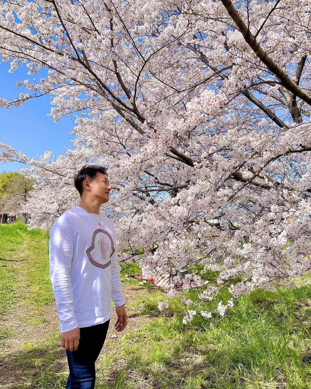 のインスタグラム：「. . 花粉地獄👃💣💥  #春コーデ #お花見 #桜スポット」
