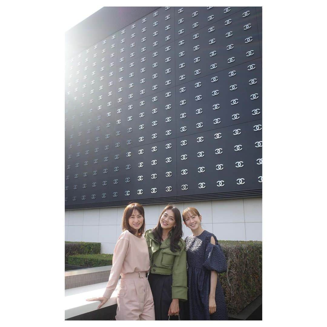 高垣麗子さんのインスタグラム写真 - (高垣麗子Instagram)「*  4月7日(金)にリニューアルオープンするCHANELのレストラン「ベージュ アラン・デュカス 東京」  @beige_restaurant   アラン・デュカスの厨房で10年以上に渡り研鑽を重ねた上岡彰彦氏が総料理長に就任されました👨🏻‍🍳✨  ひと足お先に試食会にご招待していただいたのですが、お魚やお肉の旨み、野菜のフレッシュさ、どの一品も素材の美味しさが丁寧に引き出されていて素晴らしかった！！ 個人的には、やわらかな天然スズキと弾けるグリンピースに感動させられましたよ😍  そして、最高級カカオ豆から作られるル・ショコラ・アラン・デュカスのショコラを使ったデザート... 濃厚でとろけました𓂃✨  最上階のテラスにはルーフトップバーが誕生🥂  偶然お会いできたマエノリさん @maenorichang と前田ゆかさん @maeyuka と嬉しい記念撮影✨  これからの季節きっとますます心地良いんだろうな𓂃と思いながら、久々に昼間から贅沢でした😌🥂✨ また伺います！ * #lunch  #ベージュアランデュカス東京　 #beigealanducassetokyo」3月30日 21時34分 - reikotakagaki