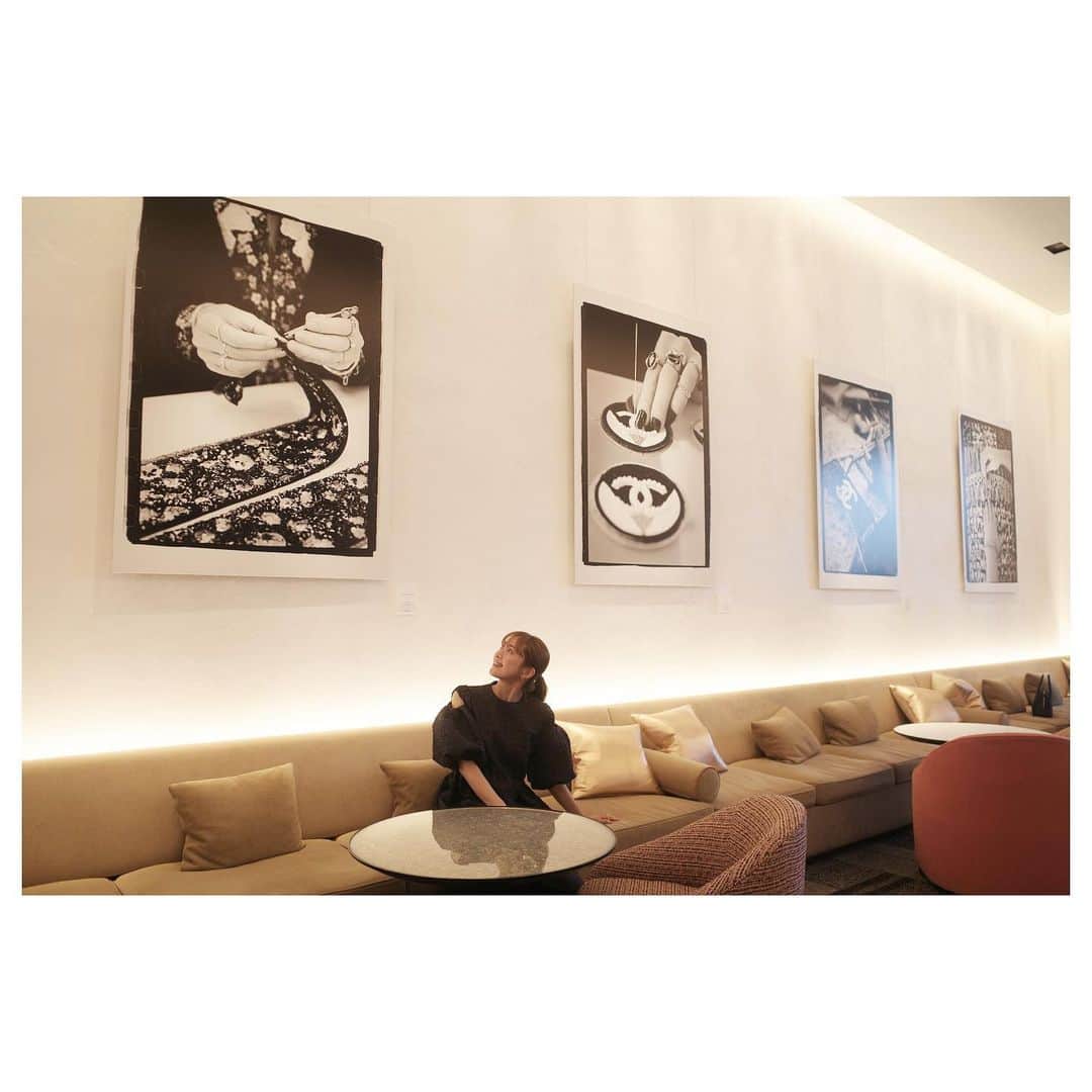 のインスタグラム：「*  4月7日(金)にリニューアルオープンするCHANELのレストラン「ベージュ アラン・デュカス 東京」  @beige_restaurant   アラン・デュカスの厨房で10年以上に渡り研鑽を重ねた上岡彰彦氏が総料理長に就任されました👨🏻‍🍳✨  ひと足お先に試食会にご招待していただいたのですが、お魚やお肉の旨み、野菜のフレッシュさ、どの一品も素材の美味しさが丁寧に引き出されていて素晴らしかった！！ 個人的には、やわらかな天然スズキと弾けるグリンピースに感動させられましたよ😍  そして、最高級カカオ豆から作られるル・ショコラ・アラン・デュカスのショコラを使ったデザート... 濃厚でとろけました𓂃✨  最上階のテラスにはルーフトップバーが誕生🥂  偶然お会いできたマエノリさん @maenorichang と前田ゆかさん @maeyuka と嬉しい記念撮影✨  これからの季節きっとますます心地良いんだろうな𓂃と思いながら、久々に昼間から贅沢でした😌🥂✨ また伺います！ * #lunch  #ベージュアランデュカス東京　 #beigealanducassetokyo」