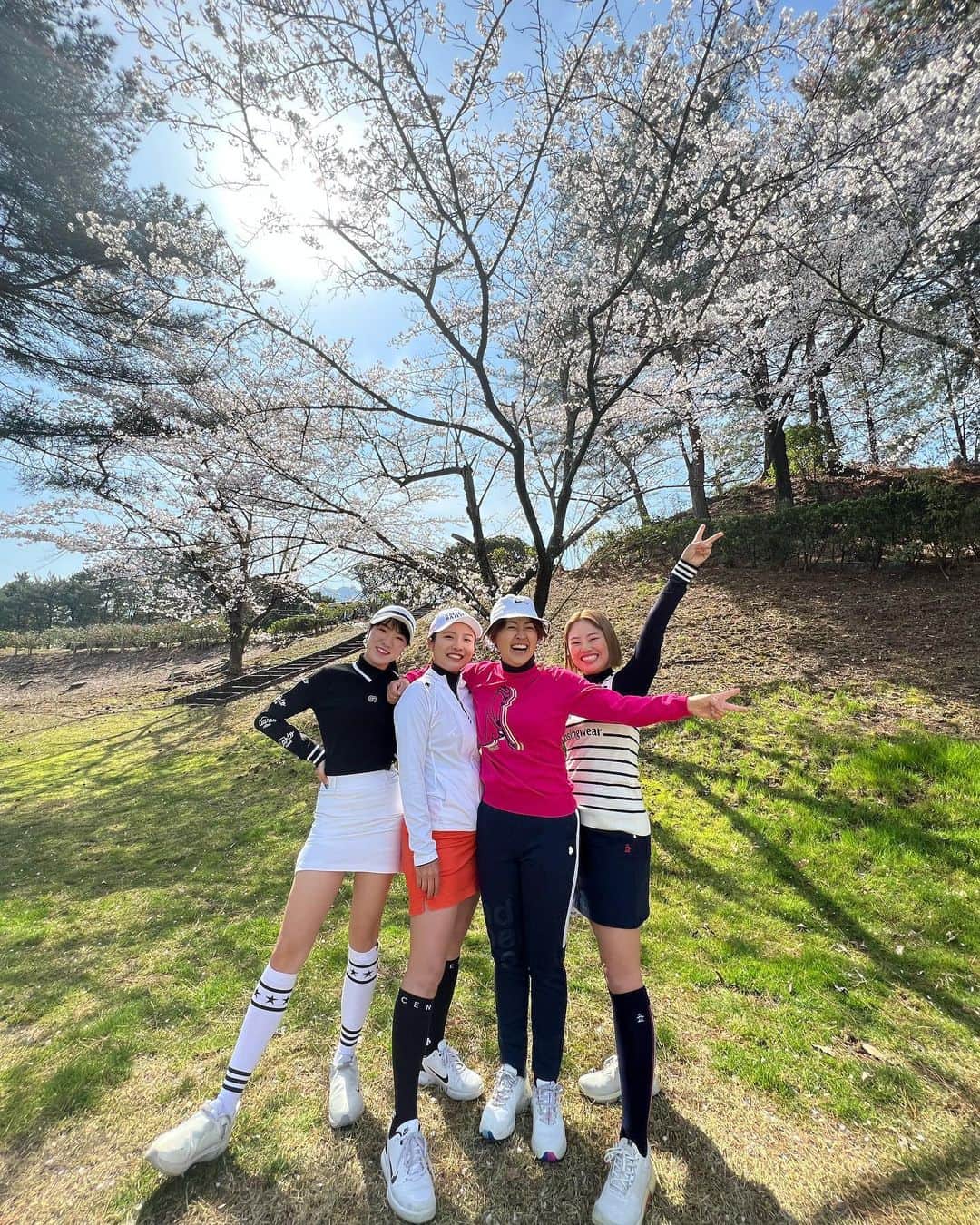 安藤京佳のインスタグラム：「. 今年2回目の4人全員集合💙🧡💚❤️ 脚長くてごめんなほんまに😇  #4underのオフショット」