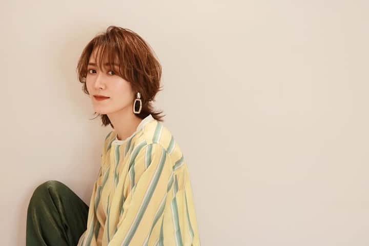 のインスタグラム：「少し前のだけど…📷  hair @mayu43xx （すみません！担当美容師さん他の方と勘違いしていました！他の撮影とごっちゃになってた🤯😱😭こちらのスタイリングはマユさんです🙇‍♀️）  @embellir.hairsalon   .  #ヘアスタイル#ウルフヘア#ウルフショート#パーマウルフ#ウルフパーマ#マッシュウルフ」