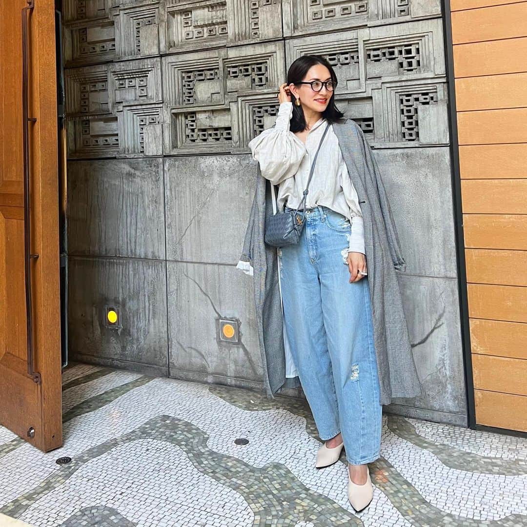 亀恭子のインスタグラム：「やっぱり好きなgray  とことん淡いグレーのブラウスは袖のボリューム感とデコルテの抜け感が絶妙。  アウターは数年前から愛用の この時期とても活躍するグレンチェックの軽アウター。  色モノ着ようと思いつつ、 結局落ち着くのはベーシックカラーのレイヤード☺︎  someday's… #fashion #ootd #kkstyle #tokyo #kamescloset #coat #enfold #blouse #chaos #pants #herin #eyewear #eyevan #bag #newbottega #shoes #jilsander #march #spring」