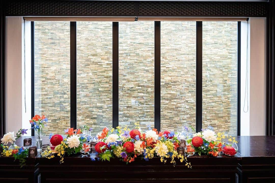KIYOMIZU京都東山 公式さんのインスタグラム写真 - (KIYOMIZU京都東山 公式Instagram)「. 同じ会場でもお花や小物で ガラッと会場の雰囲気も変わります！  当日のお衣裳やテーマに合わせたり おふたりの好きな花... どんなコーディネートにしたいのか フラワーコーディネーターがしっかりとヒアリングし イメージをカタチにします💐  ----------------------  @kiyomizu_kyoto_higashiyama をフォローし 【#kiyomizu京都東山】で検索してくださいね❖  #スタイルズ花嫁 #KIYOMIZU京都東山 #KIYOMIZU花嫁 #ブライダルハウスtutu #シェアーズヘアメイク #京都花嫁 #京都結婚式 #京都結婚式場 #DRESSY花嫁#プラコレ #メインテーブル #高砂 #高砂装飾 #会場装花 #会場コーディネート #結婚式レポ #披露宴レポ」3月30日 21時46分 - kiyomizu_kyoto_higashiyama