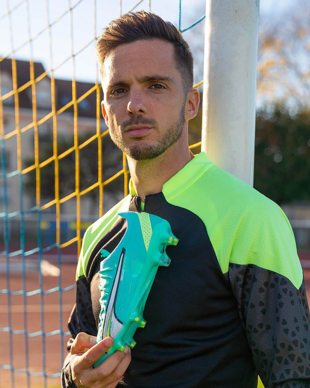 パブロ・サラビアのインスタグラム：「Join the pursuit 🌪🐺  #FOREVERFASTER @pumafootball」