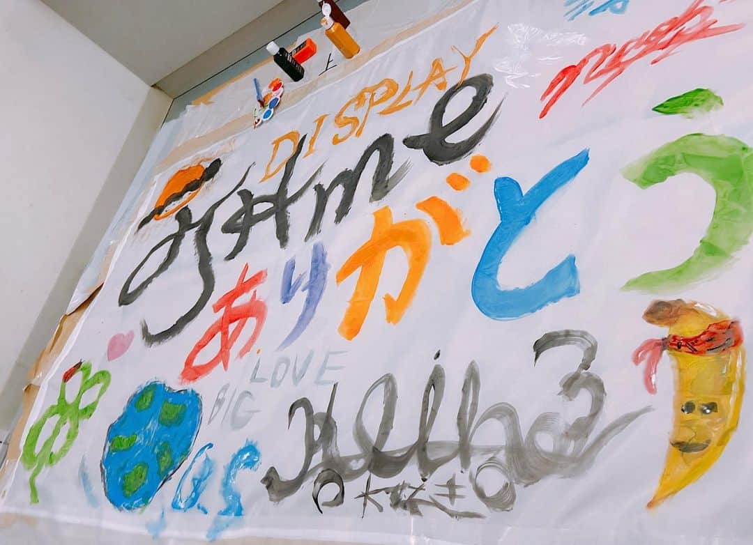 海帆さんのインスタグラム写真 - (海帆Instagram)「OCTPATH JAPAN TOUR 2023 -DISPLAY- 全11公演無事完走しました！！！👏  ライブを観に来てくれたTHme! オンラインで観てくれたTHme! ほんまにありがとう~  まだ余韻にひたひた🙃 1人でDISPLAYしようかな。(^^  いや~全国6都市のTHmeに会いに行くことができてめっちゃ幸せ！九州地方も東北地方も初めての訪れやったからめちゃ新鮮やった~  全国ツアーを通してまた一段と成長できた気がします！まだまだOCTPATH前進し続けるぞ！  -横断幕- ※なぜバナナなのかというと、絵の具する時ちょうどバナナ食べてたからです🍌」3月30日 21時46分 - nakanokaiho