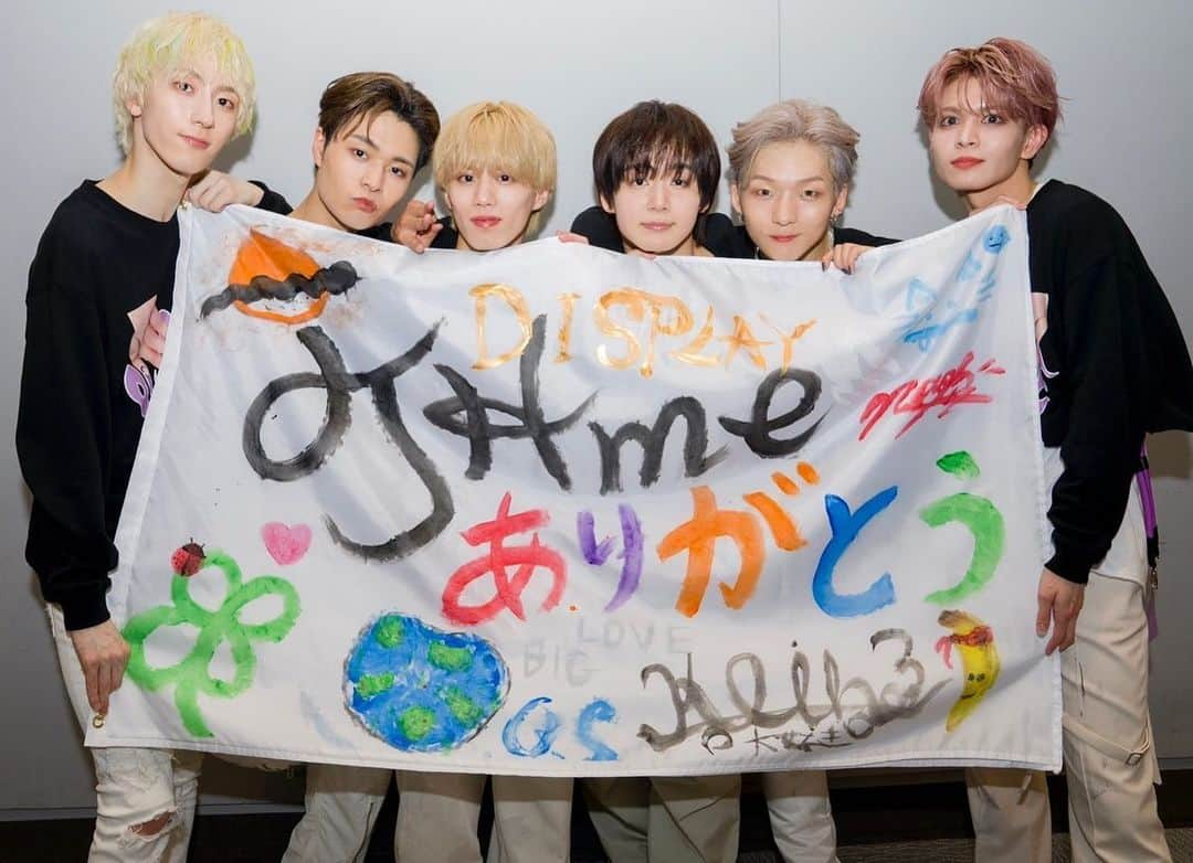 海帆のインスタグラム：「OCTPATH JAPAN TOUR 2023 -DISPLAY- 全11公演無事完走しました！！！👏  ライブを観に来てくれたTHme! オンラインで観てくれたTHme! ほんまにありがとう~  まだ余韻にひたひた🙃 1人でDISPLAYしようかな。(^^  いや~全国6都市のTHmeに会いに行くことができてめっちゃ幸せ！九州地方も東北地方も初めての訪れやったからめちゃ新鮮やった~  全国ツアーを通してまた一段と成長できた気がします！まだまだOCTPATH前進し続けるぞ！  -横断幕- ※なぜバナナなのかというと、絵の具する時ちょうどバナナ食べてたからです🍌」