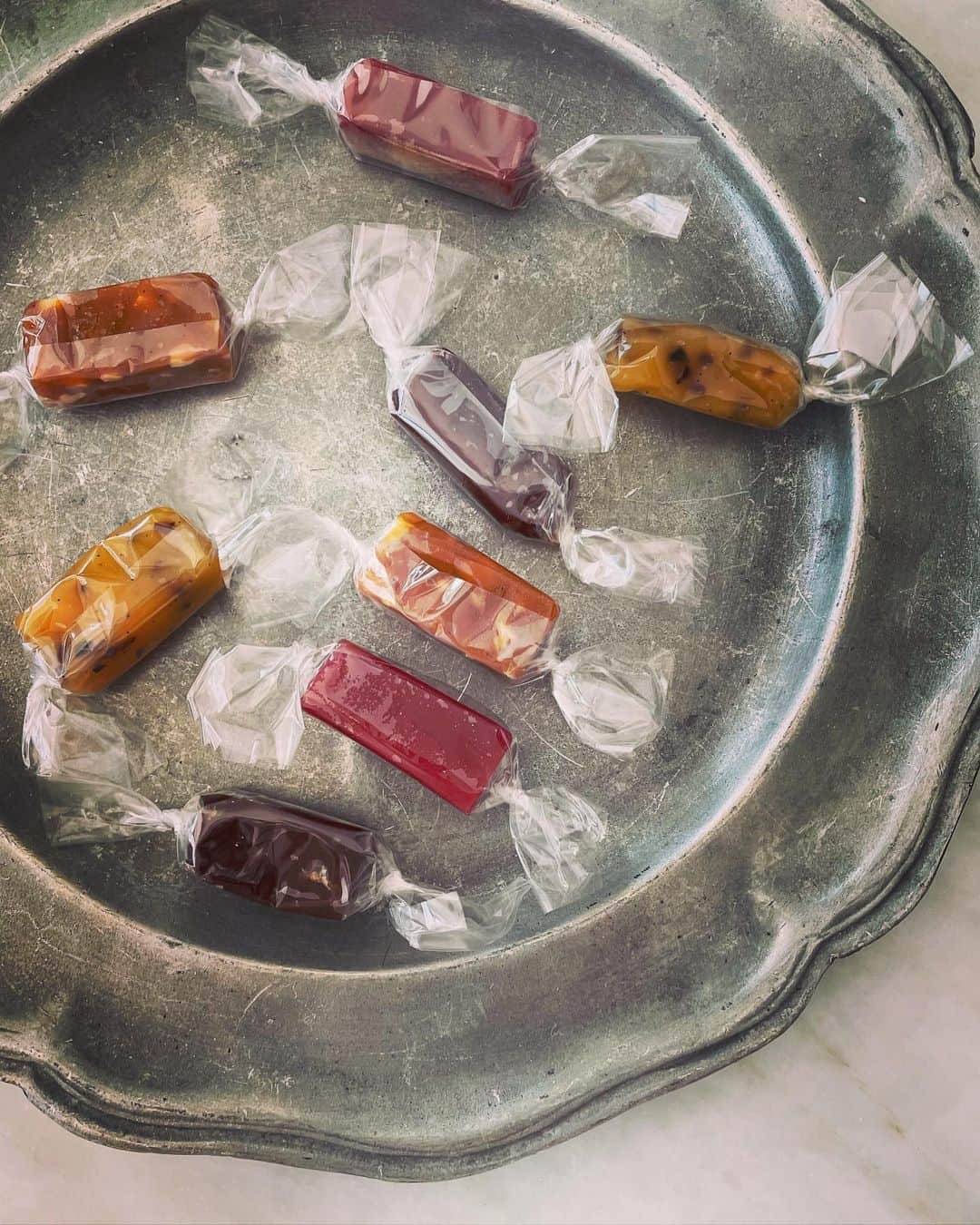 若山曜子さんのインスタグラム写真 - (若山曜子Instagram)「最近食べた甘いもの。  オーボンヴュータンのオレンジとバタークリームのケーキ。  大阪に引っ越したアシスタントさんがお誕生日プレゼントにと送ってくれたéqu  の焼き菓子とキャラメル。食べちゃったけどハートのサブレもすごく美味しかった！  写真アソート、 ハート型のチョコレート（中はみかん？おいしい！すごいすき！）はアランデュカス。 ベルガモットのパートドフリュイはなんと手作り！パリに住む素敵なマダム @bellecoco6 さんから。  お久しぶりのガトーデュパンのサブレオショコラ（お皿中央）はアシスタントさんのパリ土産。これ昔から好きで真似てよく作ってますが久々に正解を食べれて嬉しかった❤️  赤い棒状のヤニックアレノのショコラも フランス帰りの友人　@monsieur0204 から。 いやーー美しくてひねり効いてて、こちらも美味しい！やっぱりわたしショコラに関してはフランス、好きだなあ。  さらに友人尾崎さんにもらった季節のこどらは大好きな棗バター。いつ食べても美味しいです。  台湾の友人　@daphneshow  ちゃんがお土産にもってきてくれたのは、台中から取り寄せてくれた無框架甜點　@lz_dessart の太陽餅とクチナシの香りの烏龍茶（小茶栽堂 @zenique.tea ）パッケージもかわゆい！  あとしろたえのレアチーズケーキも久々にいただいたし、のんびりお茶をしたのはウエストとマッターホン。  最近太っちゃったんですが、どーしてかな、、と思ってたんですが…こうして振り返って見てみると、どうしてもなにも、、とゆう感じの3月でした…。 #私の好きな甘いもの」3月30日 21時47分 - yoochanpetite