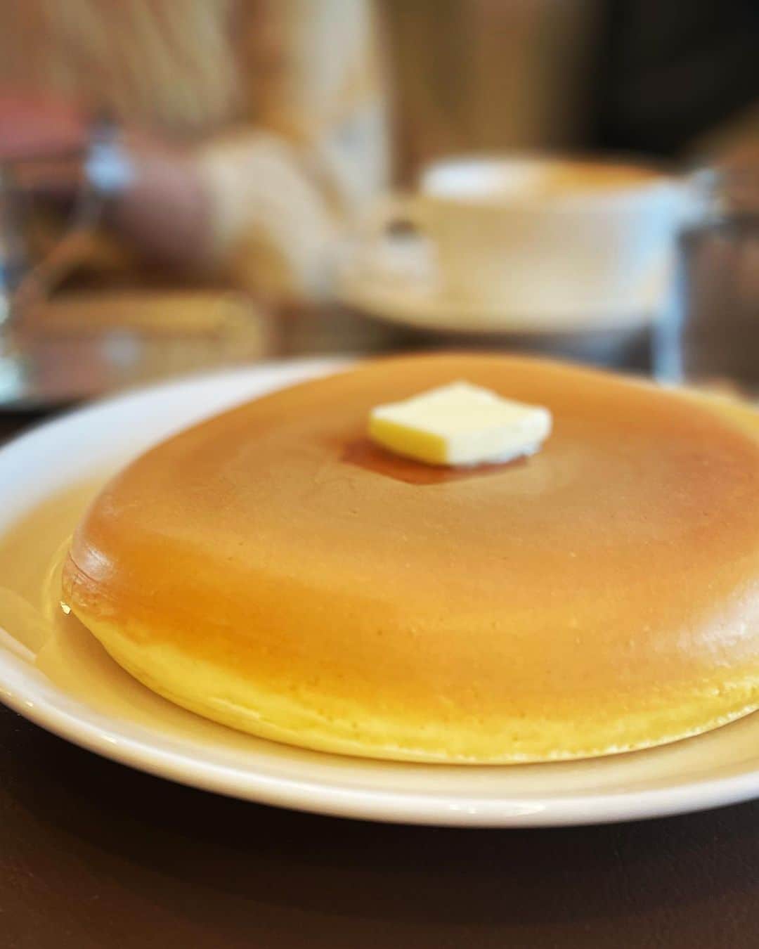 若山曜子さんのインスタグラム写真 - (若山曜子Instagram)「最近食べた甘いもの。  オーボンヴュータンのオレンジとバタークリームのケーキ。  大阪に引っ越したアシスタントさんがお誕生日プレゼントにと送ってくれたéqu  の焼き菓子とキャラメル。食べちゃったけどハートのサブレもすごく美味しかった！  写真アソート、 ハート型のチョコレート（中はみかん？おいしい！すごいすき！）はアランデュカス。 ベルガモットのパートドフリュイはなんと手作り！パリに住む素敵なマダム @bellecoco6 さんから。  お久しぶりのガトーデュパンのサブレオショコラ（お皿中央）はアシスタントさんのパリ土産。これ昔から好きで真似てよく作ってますが久々に正解を食べれて嬉しかった❤️  赤い棒状のヤニックアレノのショコラも フランス帰りの友人　@monsieur0204 から。 いやーー美しくてひねり効いてて、こちらも美味しい！やっぱりわたしショコラに関してはフランス、好きだなあ。  さらに友人尾崎さんにもらった季節のこどらは大好きな棗バター。いつ食べても美味しいです。  台湾の友人　@daphneshow  ちゃんがお土産にもってきてくれたのは、台中から取り寄せてくれた無框架甜點　@lz_dessart の太陽餅とクチナシの香りの烏龍茶（小茶栽堂 @zenique.tea ）パッケージもかわゆい！  あとしろたえのレアチーズケーキも久々にいただいたし、のんびりお茶をしたのはウエストとマッターホン。  最近太っちゃったんですが、どーしてかな、、と思ってたんですが…こうして振り返って見てみると、どうしてもなにも、、とゆう感じの3月でした…。 #私の好きな甘いもの」3月30日 21時47分 - yoochanpetite