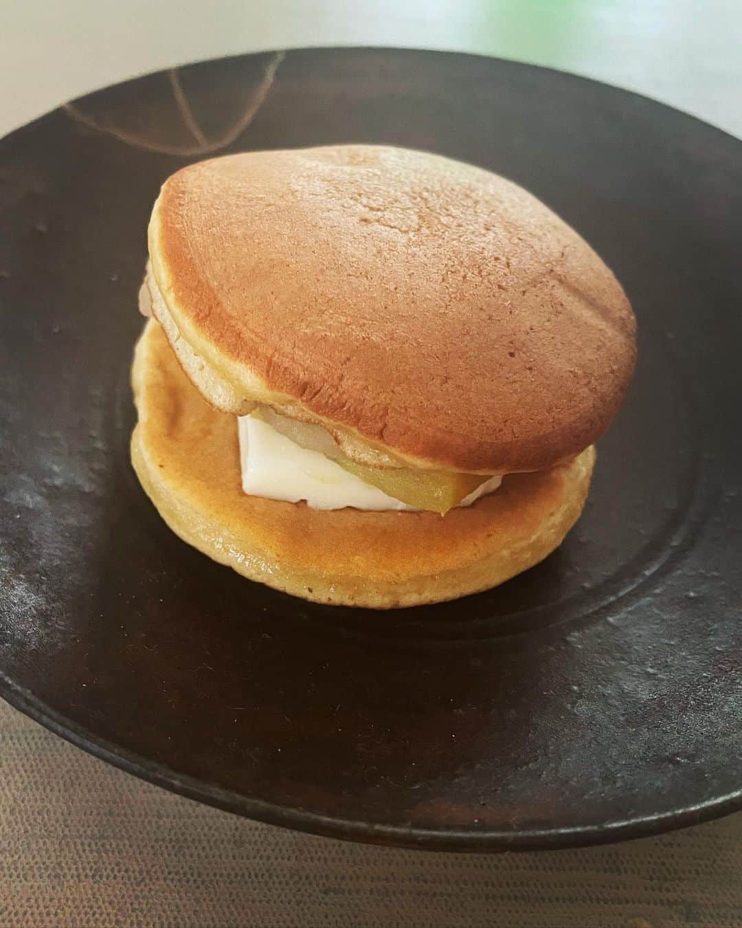 若山曜子さんのインスタグラム写真 - (若山曜子Instagram)「最近食べた甘いもの。  オーボンヴュータンのオレンジとバタークリームのケーキ。  大阪に引っ越したアシスタントさんがお誕生日プレゼントにと送ってくれたéqu  の焼き菓子とキャラメル。食べちゃったけどハートのサブレもすごく美味しかった！  写真アソート、 ハート型のチョコレート（中はみかん？おいしい！すごいすき！）はアランデュカス。 ベルガモットのパートドフリュイはなんと手作り！パリに住む素敵なマダム @bellecoco6 さんから。  お久しぶりのガトーデュパンのサブレオショコラ（お皿中央）はアシスタントさんのパリ土産。これ昔から好きで真似てよく作ってますが久々に正解を食べれて嬉しかった❤️  赤い棒状のヤニックアレノのショコラも フランス帰りの友人　@monsieur0204 から。 いやーー美しくてひねり効いてて、こちらも美味しい！やっぱりわたしショコラに関してはフランス、好きだなあ。  さらに友人尾崎さんにもらった季節のこどらは大好きな棗バター。いつ食べても美味しいです。  台湾の友人　@daphneshow  ちゃんがお土産にもってきてくれたのは、台中から取り寄せてくれた無框架甜點　@lz_dessart の太陽餅とクチナシの香りの烏龍茶（小茶栽堂 @zenique.tea ）パッケージもかわゆい！  あとしろたえのレアチーズケーキも久々にいただいたし、のんびりお茶をしたのはウエストとマッターホン。  最近太っちゃったんですが、どーしてかな、、と思ってたんですが…こうして振り返って見てみると、どうしてもなにも、、とゆう感じの3月でした…。 #私の好きな甘いもの」3月30日 21時47分 - yoochanpetite