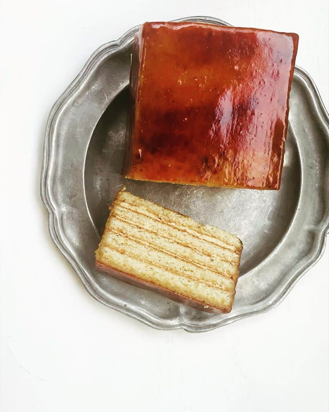 若山曜子のインスタグラム：「最近食べた甘いもの。  オーボンヴュータンのオレンジとバタークリームのケーキ。  大阪に引っ越したアシスタントさんがお誕生日プレゼントにと送ってくれたéqu  の焼き菓子とキャラメル。食べちゃったけどハートのサブレもすごく美味しかった！  写真アソート、 ハート型のチョコレート（中はみかん？おいしい！すごいすき！）はアランデュカス。 ベルガモットのパートドフリュイはなんと手作り！パリに住む素敵なマダム @bellecoco6 さんから。  お久しぶりのガトーデュパンのサブレオショコラ（お皿中央）はアシスタントさんのパリ土産。これ昔から好きで真似てよく作ってますが久々に正解を食べれて嬉しかった❤️  赤い棒状のヤニックアレノのショコラも フランス帰りの友人　@monsieur0204 から。 いやーー美しくてひねり効いてて、こちらも美味しい！やっぱりわたしショコラに関してはフランス、好きだなあ。  さらに友人尾崎さんにもらった季節のこどらは大好きな棗バター。いつ食べても美味しいです。  台湾の友人　@daphneshow  ちゃんがお土産にもってきてくれたのは、台中から取り寄せてくれた無框架甜點　@lz_dessart の太陽餅とクチナシの香りの烏龍茶（小茶栽堂 @zenique.tea ）パッケージもかわゆい！  あとしろたえのレアチーズケーキも久々にいただいたし、のんびりお茶をしたのはウエストとマッターホン。  最近太っちゃったんですが、どーしてかな、、と思ってたんですが…こうして振り返って見てみると、どうしてもなにも、、とゆう感じの3月でした…。 #私の好きな甘いもの」