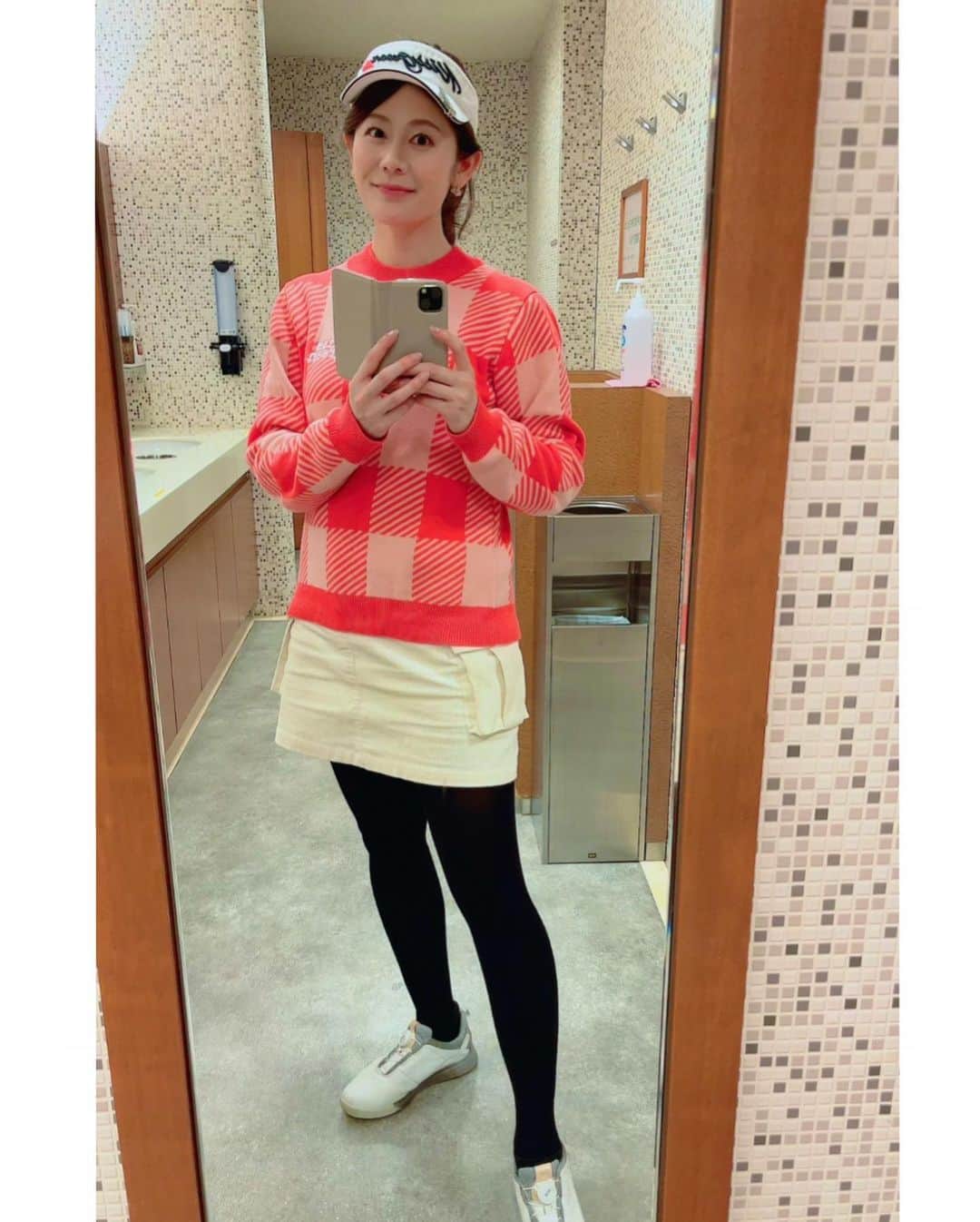 徳原恵梨さんのインスタグラム写真 - (徳原恵梨Instagram)「今日は一年以上あいてしまったゴルフレッスン！一年もレッスンを受けていないと、どんどん自己流のスイングに。。。😭😭 忘れていた事が沢山あって反省💦💦色々教えて頂けてすごく実りあるラウンドになりました！！！ ⁡ チェック項目が沢山あっても、打つ瞬間っていくつも考えられないから1番意識するポイントだけはしっかりできるように🔥 ⁡ 崩れたスイングを正していけるように頑張ります✊ ⁡ そしてゴルフ場は桜が見頃😊💓 お花見ゴルフを楽しめました🌸 ⁡ 四季を感じられるのもゴルフの魅力ですよね😊🌸🌴🍁❄️ ⁡ ⁡ 沢山動画撮っていただけたので載せてみます☺️ 最後のはオチの超トップ！😵笑　こんなこともありますよね〜？？😂😂 ⁡ ⁡ #ゴルフ #ゴルフ女子 #ゴルフ男子 #女子ゴルフ #golf #パーゴルフ #ゴルフ大好き #ゴルフ好き #スコアアップ #ゴルフレッスン #ゴルフウェア #レディースゴルフウェア #ラウンド #ゴルフ場  #ゴルフコーデ #kissonthegreen #キスオンザグリーン #golfwear #ラウンドレッスン #関西クラシックゴルフ倶楽部 #お花見ゴルフ #カンクラ #関西クラシック #関クラ #徳原恵梨 #ゴルフウェアレディース #ゴルフ女子コーデ #ゴルフスイング #ゴルフ練習」3月30日 21時49分 - elly_0216