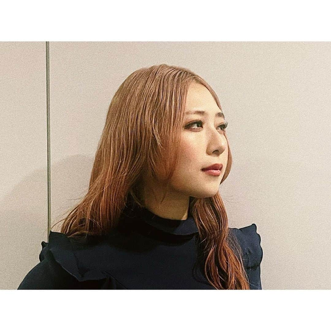 松尾レミさんのインスタグラム写真 - (松尾レミInstagram)「昨日はすっごい面白い特殊な撮影をしてきました。新曲を使った映像です、早く皆さんにお知らせしたいし体験してもらいたい秘密のプロジェクト🫶衣装もかわいいから早く全貌見せたーい！お知らせするのはまだ先になると思いますがお楽しみに❤️‍🔥  そして超絶特殊撮影だったので前日には人生初のエステにいきまして、ハイフしてもらって、きゅっとなって美容モチベ上がって幸せです、、🛸❤️‍🔥定期的に通いたい、、。( @salon_de_reve_ )」3月30日 21時49分 - remimatsuo