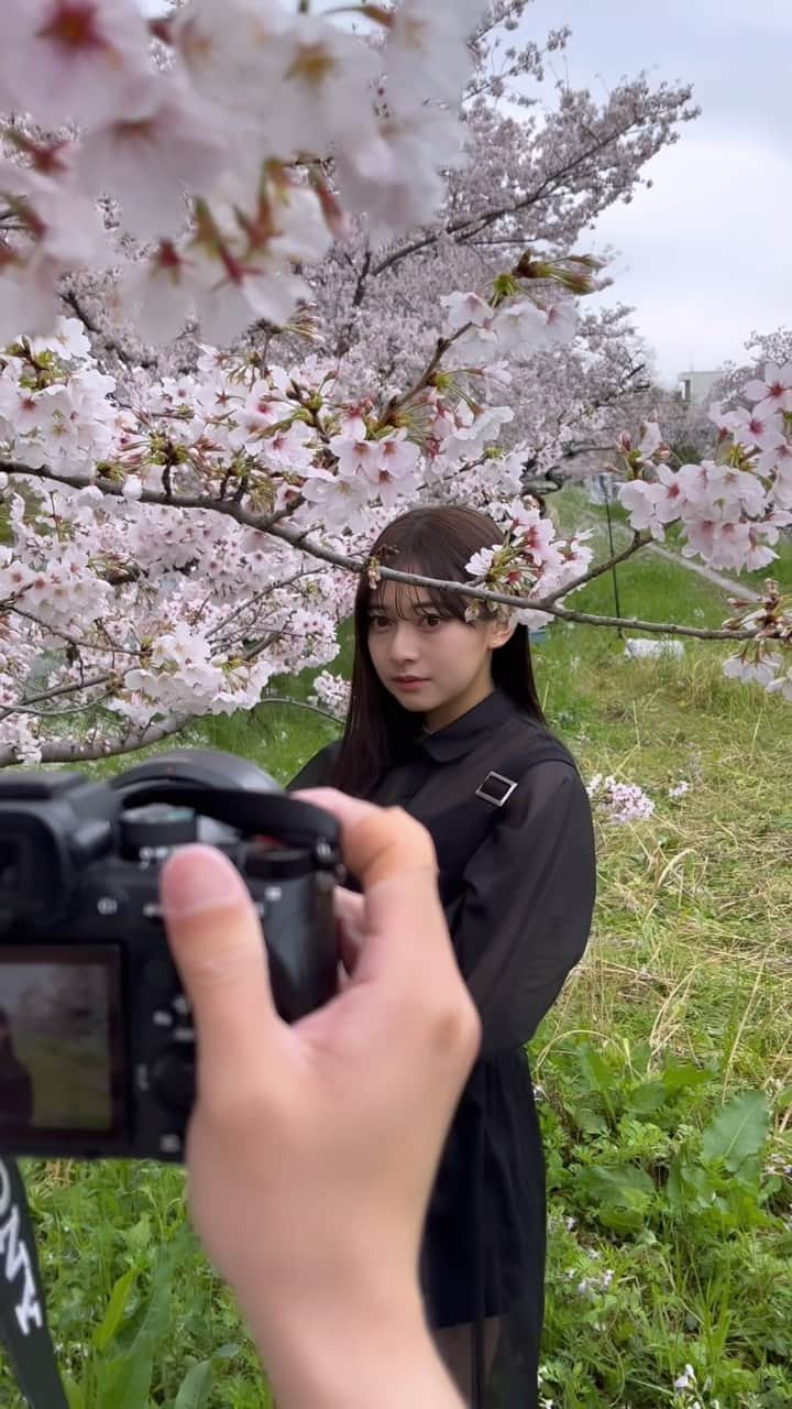 千葉祐夕のインスタグラム：「撮影の裏側あれこれ特集。 あえて音楽無しでお届けしちゃいます 😹  こんな感じで、裏方様がいつも楽しく撮影させて下さります .. いつもありがとうございます ( .. )♡」