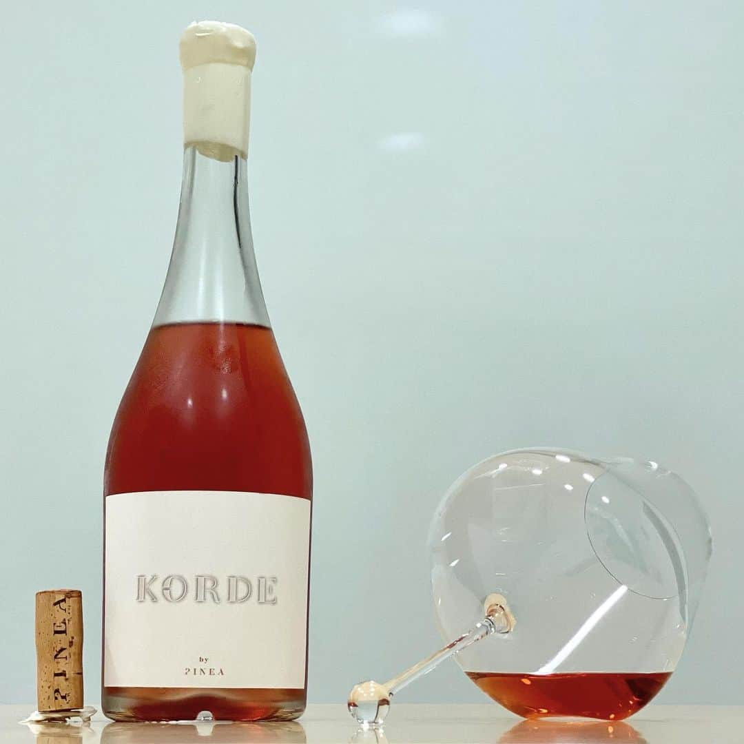 エンリケ・ソラ・クレメンテのインスタグラム：「KORDE Rosé 2021, Pinea Wine. DO Ribera del Duero.  4819 botellas elaboradas de Tempranillo de una cuidada selección de sus viñedos “La Encina”, de viñas de más de 40 años a más de 900 metros, en suelos de piedra caliza arenosa blanca. Fermenta en huevos de cerámica y tiene una crianza de 6 meses en barricas de roble francés de los bosques de Tronçais y Bertranges. Elegante, profundo y largo. Degustado en Zalto Denk'Art Gravitas Omega Glass. Esta historia comienza bajo la sombra de un majestuoso árbol Pinea en el corazón de la Ribera del Duero. La historia de PINEA se forja con un sueño, asumir la profesión y pasión por el vino como propia y después viajar para escoger la mejor tierra donde vivirla: La Ribera del Duero. El propósito de estos dos amigos aztecas, Vicente Pliego y Hugo Del Pozzo, es elaborar un vino que esté a la altura de los mejores del mundo respetando los magníficos atributos de esta tierra. Su deseo es despertar los sentidos y emocionar. Trabajan con un profundo respeto y amor a la tierra donde crecen sus viñas. Su vino está elaborado teniendo en cuenta la sabiduría de la naturaleza, su armonía y su biorritmo. Las casi 40 hectáreas de viñedo están ubicados cerca de las localidades de Olmedillo de Roa y Villatuelda (Burgos), en el corazón de la Ribera del Duero y a una altitud promedio de 900 metros sobre el nivel del mar. Su recompensa es crear momentos de placer a través de los sentidos y ser parte de esos momentos que perduran para siempre.  ———————————————  #wine #winelover #winetasting #winetime #winery #winestagram #redwine #wineoclock #foodandwine #instawine #winelife #wineporn #whitewine #winenight #champagne #winenot #winetour #sommelier #vin #🍷 #vino #vinho #wein #cheers #vineyard #pineawine #korde #riberadelduero #zalto #rose」