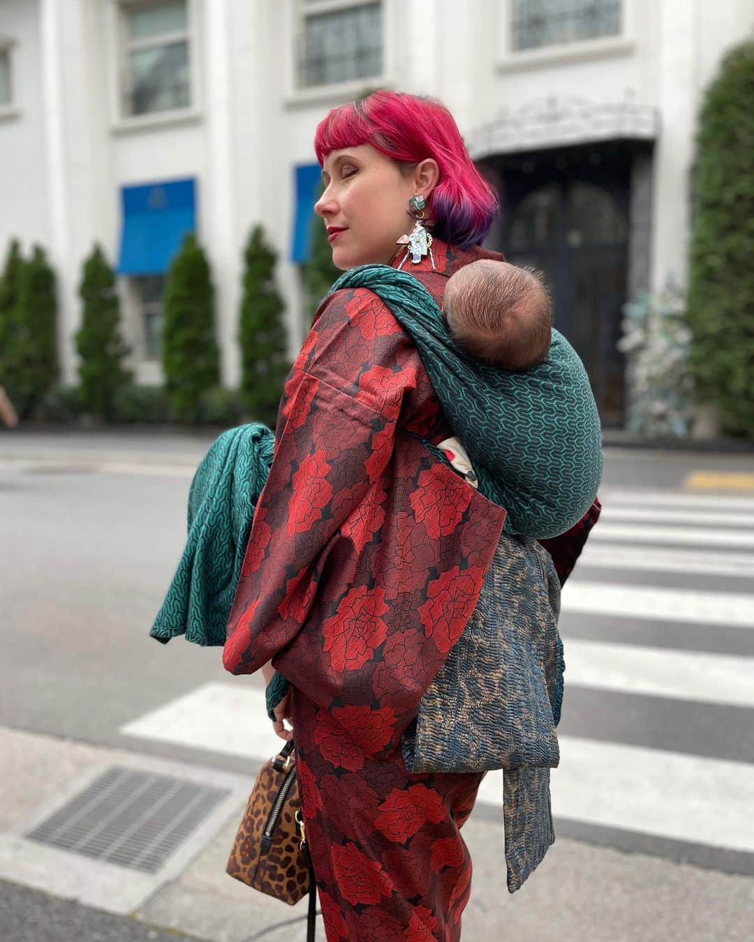 Anji SALZさんのインスタグラム写真 - (Anji SALZInstagram)「First time out with the new baby in kimono 👘🌹❤️ 新しい赤ちゃんと初めての着物お出かけ🥳  Kimono: vintage  Obi: @rumirockstore  Wrap: @yaroslings  Bag/ @smirnasli_official   Thank you for the pics @yukiotani9 💗  #kimono #japanesekimono #babywearing #ootd #japan #tokyofashion #和装 #着物 #着物コーディネート #和服」3月30日 22時03分 - salztokyo