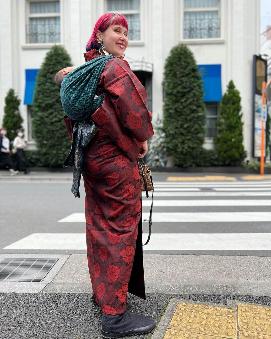 Anji SALZさんのインスタグラム写真 - (Anji SALZInstagram)「First time out with the new baby in kimono 👘🌹❤️ 新しい赤ちゃんと初めての着物お出かけ🥳  Kimono: vintage  Obi: @rumirockstore  Wrap: @yaroslings  Bag/ @smirnasli_official   Thank you for the pics @yukiotani9 💗  #kimono #japanesekimono #babywearing #ootd #japan #tokyofashion #和装 #着物 #着物コーディネート #和服」3月30日 22時03分 - salztokyo