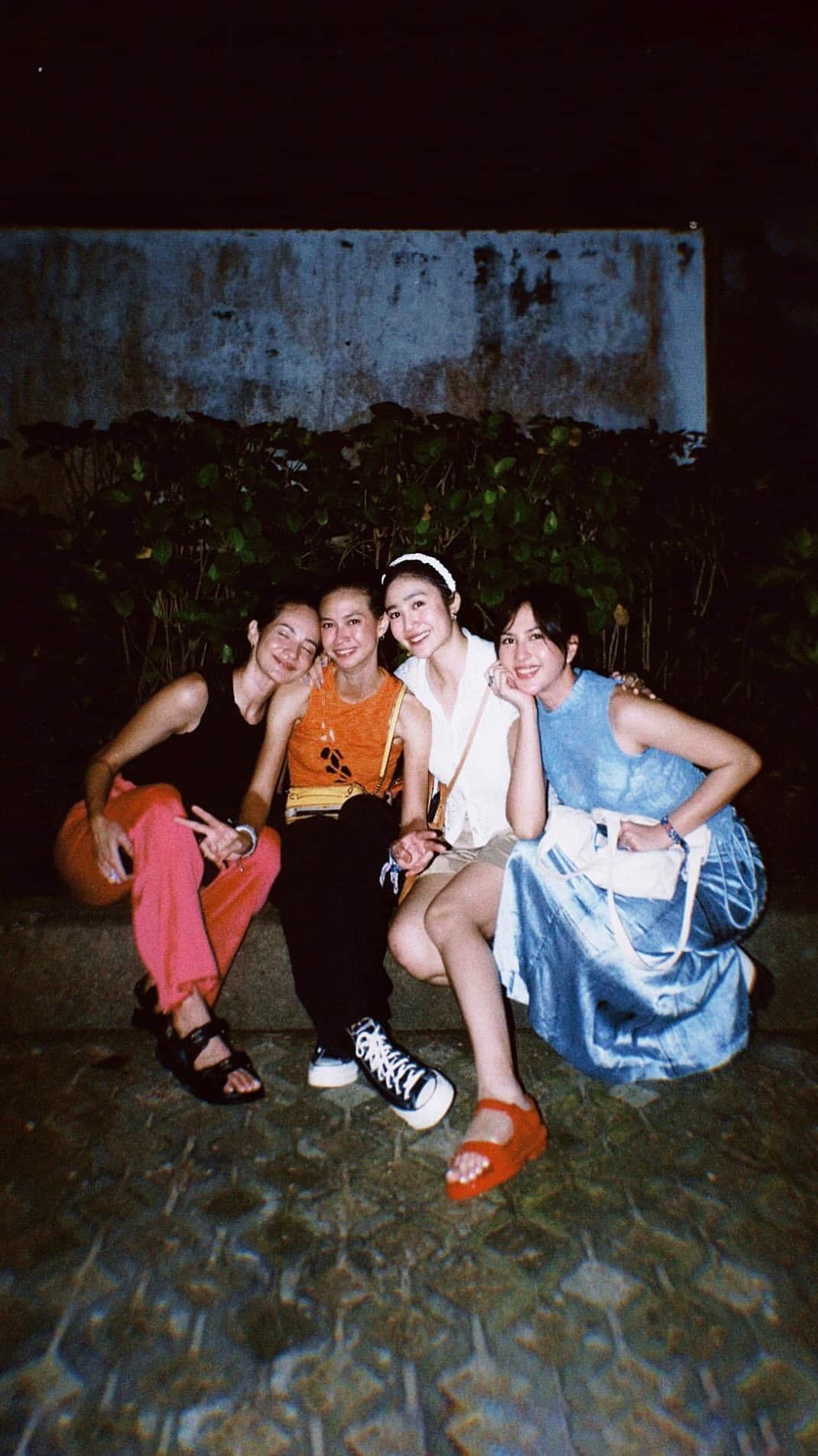 のインスタグラム：「Mba Mawar, Teh Lilis, Neng Yeni and Non Jihan had a blast!   #diaryukikato」