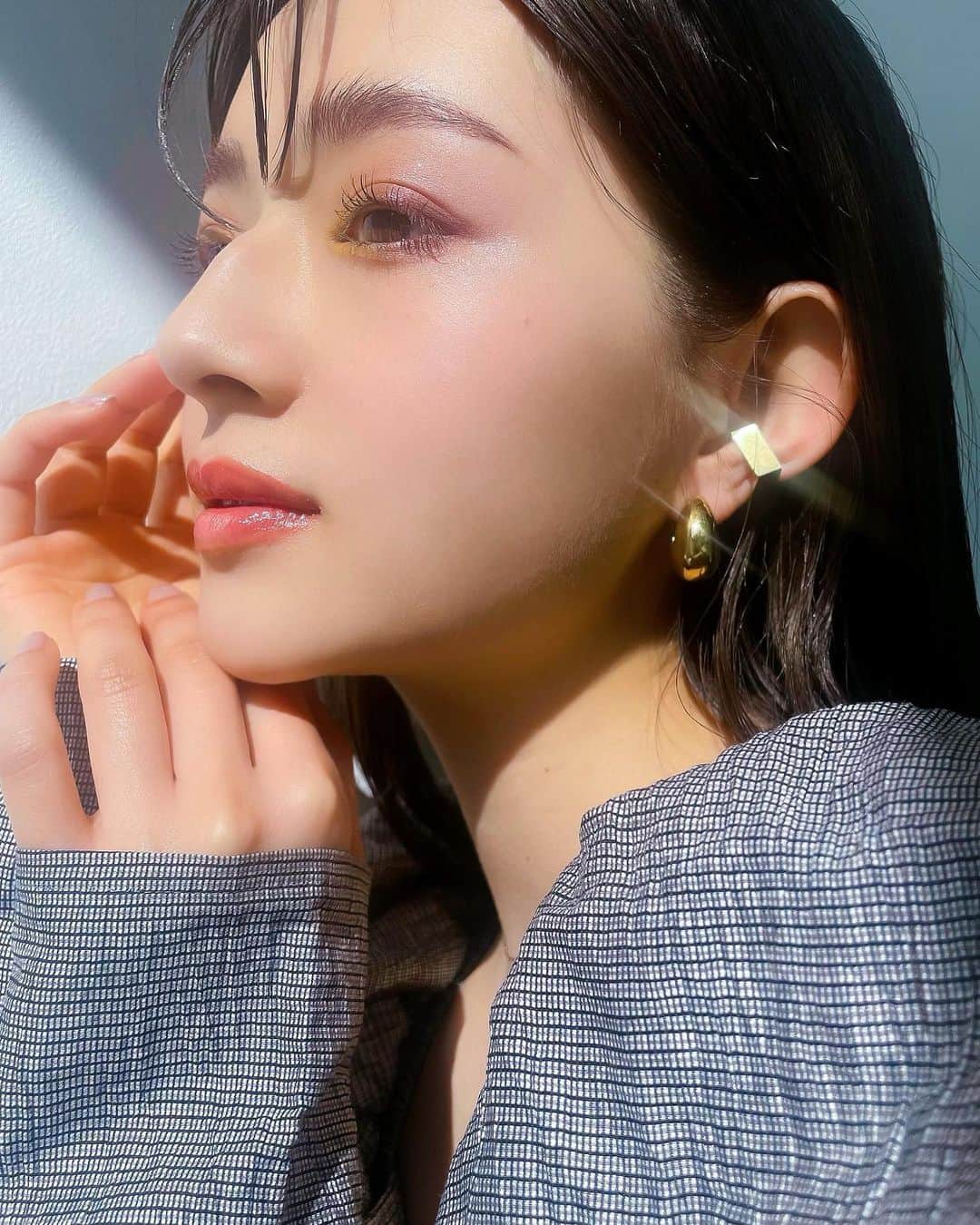 谷口翠彩のインスタグラム：「𝚗𝚎𝚠 𝚜𝚎𝚊𝚜𝚘𝚗 𝚒𝚜 𝚌𝚘𝚖𝚒𝚗𝚐 .⋰✾   🫧🌼 𝐒𝐔𝐍𝐅𝐋𝐎𝐖𝐄𝐑 🌼🫧  光瞬く 春の訪れ。  Spring 🌸 purple🌙 yellow  . . .  #みどめいく#みどへあめいく#ピンクメイク #カラーライナー#新作コスメ#新作コスメ2023#春コスメ2023#SUQQU#suqquアイシャドウ#スック#rmk」