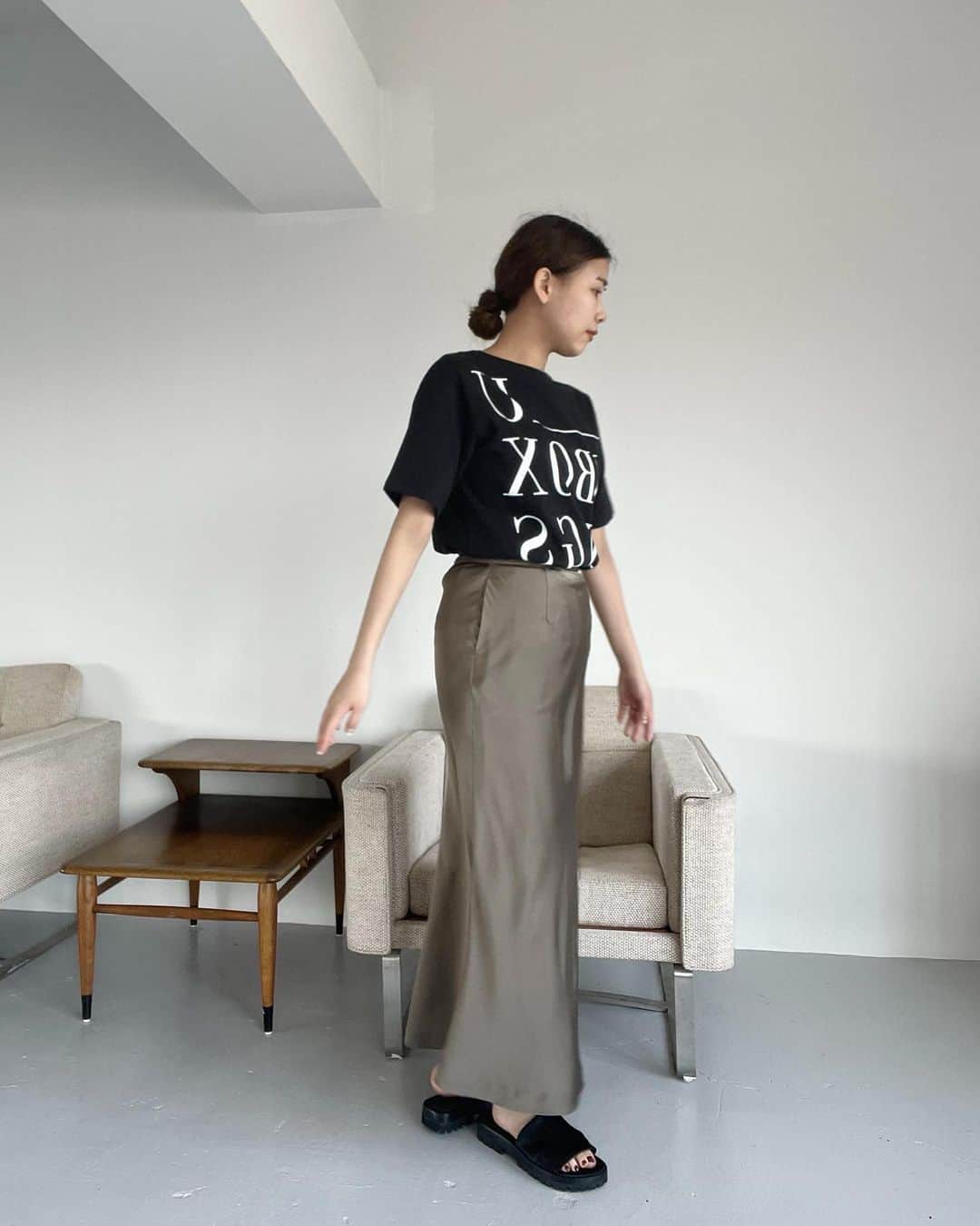 のインスタグラム：「この春スタッフの着用でもよく見た 着回し力抜群のサテンスカート🍈 ⁡(形が綺麗だから履いてみてほしい！)  夏仕様は少し薄手になって新色がでます🐩 ⁡ ちなみに後ろにスリットも入るよん . . . #el_jeanasis#jeanasis#ジーナシス#フレアスカート#スカートコーデ#サテンスカート#大人ファッション#きれいめカジュアル#黒T#黒tee#Tシャツコーデ#ロゴTコーデ#ロゴT#トレンドコーデ#トレンド#着回しコーデ#着回しTシャツ#ナロースカート#夏服#夏コーデ#iラインスカート#スカートコーディネート」