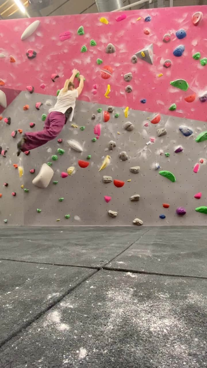 リア・クレインのインスタグラム：「Getting off the floor for the first time since baba! Feeling slow and uncoordinated so back to my roots it is with some movement drills. I did more climbing than this but it’s all I remembered to film 🫠 Been following a post natal course from @kbellphysiowellness to get back feeling connected again so more on that to come!  I actually got a bit scared before doing this dyno and my first attempt I completely missed the holds 😂 I feel really good landing but for some reason I was nervous to do the jumping part. I guess having the best part of 9 months off the wall had made me a little rusty. And finally, a pull up 😂 Kinda! I won’t lie, in my head my pull-up never went away but trying for the first time a few weeks ago was funny to realise reality 🙅🏼‍♀️ Having a baby will do that to you.  I’m happy with where I am and I’m feeling good ✨And baby Koa was a dream and slept while I climbed. Wahoo 💥」