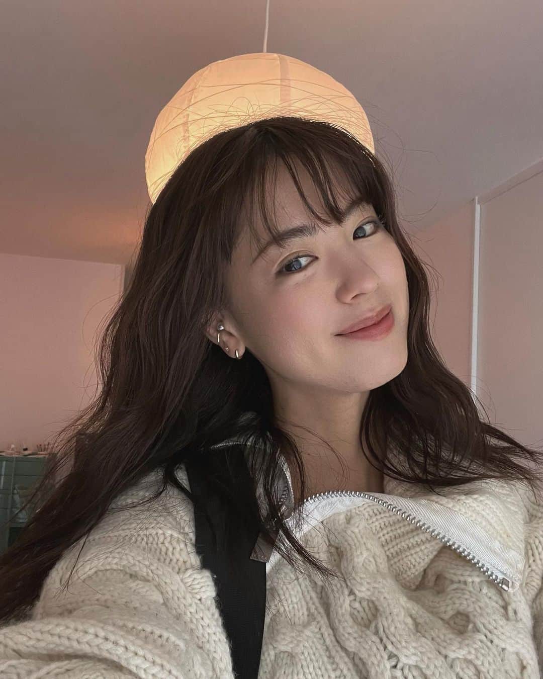 宮城夏鈴のインスタグラム：「🌸🥳🫶🏻  母が東京にきて一緒にお花見散歩。 ふらっと入ったギャラリーで 可愛い可愛い作品に出会い...  写真には写ってない大仏を家にお迎えしました 熊野古道巡礼からインスピレーションを得た作品だと👏」