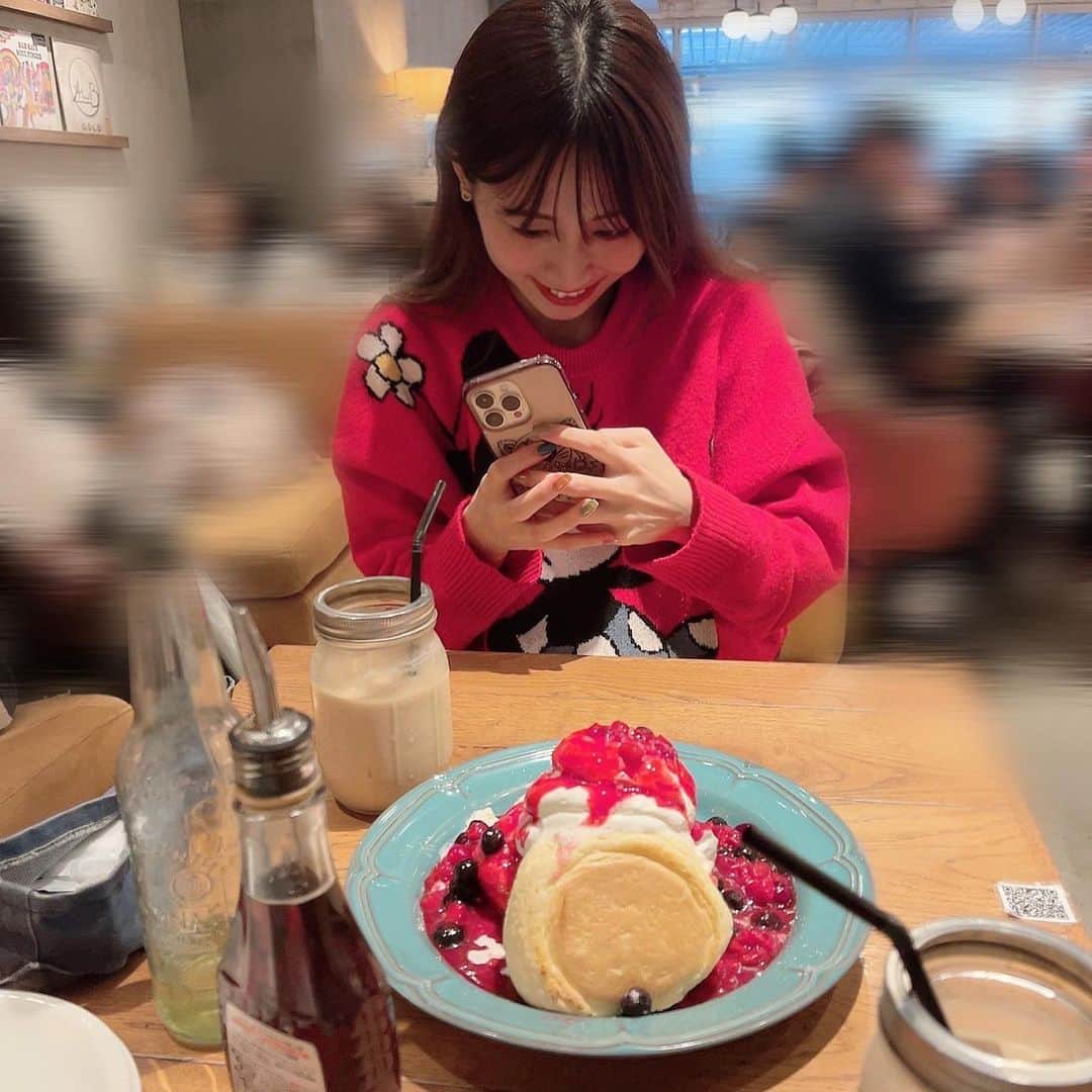 松本慈子さんのインスタグラム写真 - (松本慈子Instagram)「* 気付いたら3時間くらいずっと爆弾トークしてた日🥞 ディズニーに行くんか！🐭🏰 ってくらい可愛いお洋服着てきてくれたひな乃の為なら いつでも、どこでも連れて行くよ🤗  今度はお家に遊びに来る約束したもんね！  ps.ご報告遅れましたが… ひな乃がお誕生日にくれた ホットサンドメーカーで作った ホットサンドとっても美味しかったよ☺️🥪🤍」3月30日 22時00分 - chikako_1119