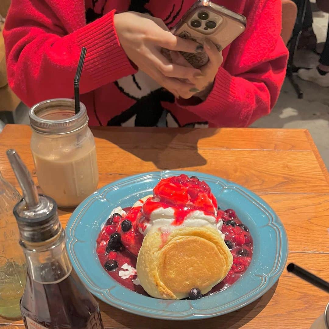 松本慈子のインスタグラム：「* 気付いたら3時間くらいずっと爆弾トークしてた日🥞 ディズニーに行くんか！🐭🏰 ってくらい可愛いお洋服着てきてくれたひな乃の為なら いつでも、どこでも連れて行くよ🤗  今度はお家に遊びに来る約束したもんね！  ps.ご報告遅れましたが… ひな乃がお誕生日にくれた ホットサンドメーカーで作った ホットサンドとっても美味しかったよ☺️🥪🤍」