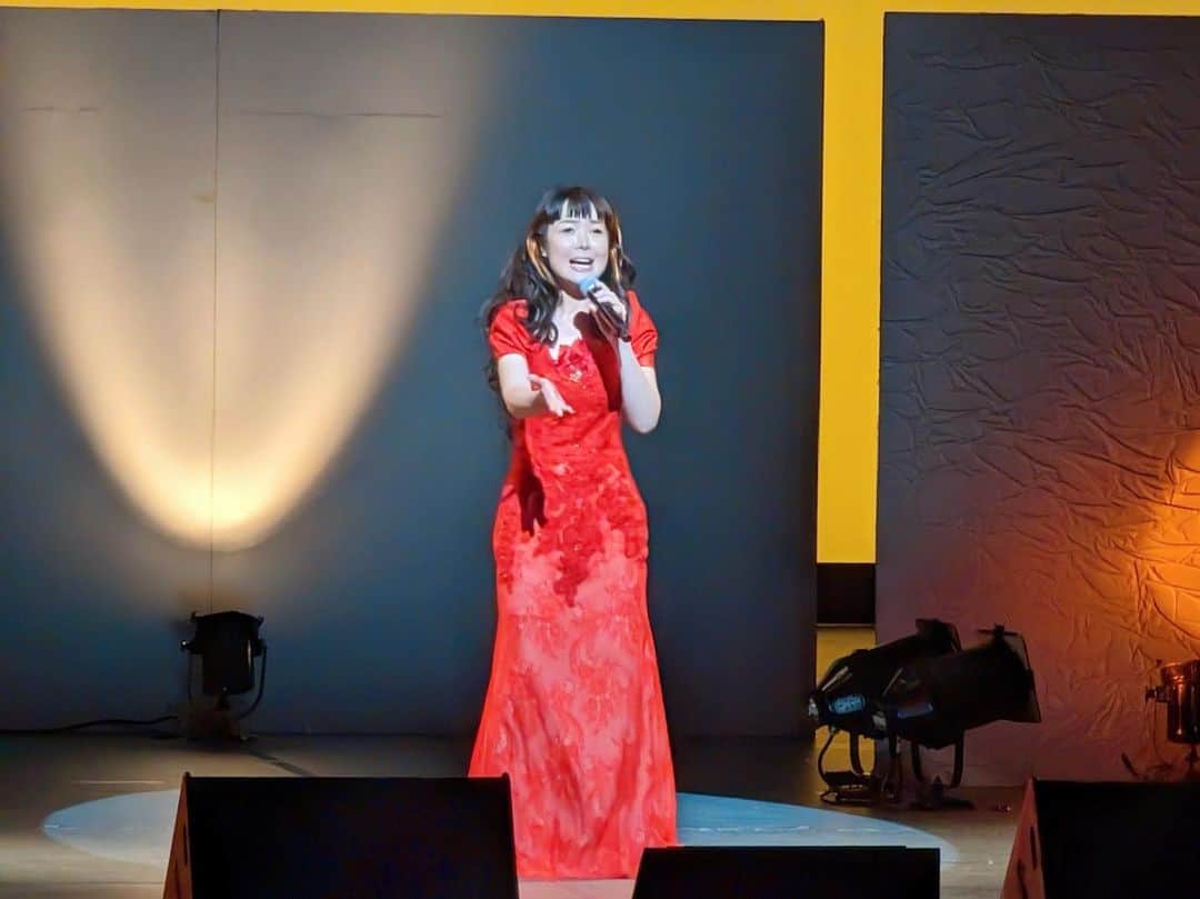 田川寿美さんのインスタグラム写真 - (田川寿美Instagram)「「演歌女子。コンサート」‼️ in大阪新歌舞伎座 沢山のお客様❗ 手作りの応援うちわや ベンライトで 盛り上げてくださいました。  「北の宿から」 「どうにもとまらない」  そして、もちろん「白秋」も  歌唱しました。  楽しい１日でした。  次回は名古屋です☺️  #田川寿美#白秋#演歌女子#大阪#新歌舞伎座 #石原詢子さん #大石まどかさん#みずき舞さん#楽しい1日#コンサート #演歌#歌謡曲#着物#Japanese#enka」3月30日 22時01分 - toshimi_tagawa