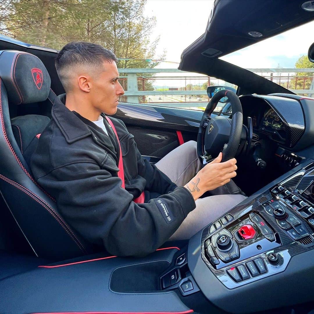 クリスティアン・テージョのインスタグラム：「🚨Un nuevo proyecto personal relacionado con el mundo del motor está en camino🚨  ▪️Pronto iremos informando de más detalles, estamos acabando de trabajar en ello, se viene algo muy ilusionante😀  LET’S GO!!! 💥  #lovecars #f1」