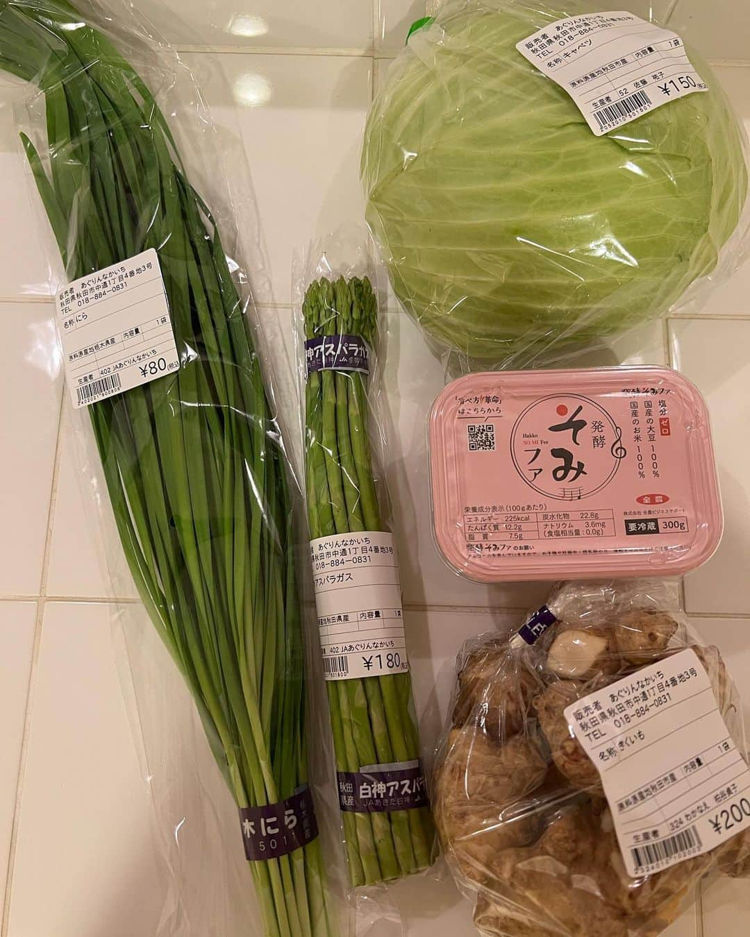 相場詩織さんのインスタグラム写真 - (相場詩織Instagram)「【秋田産野菜🥬】 ⁡ 先日、秋田県立大学 アグリビジネス学科の 通常よりも10トン多くトマトを収穫することが出来る最先端ハウスにお邪魔させていただきました🍅 ⁡ "スマート農業"とよく耳にするようになりましたが、極寒の秋田の冬の時期に真っ赤に熟れた糖度の高いトマトを沢山収穫することが出来ることに驚きました😳 ⁡ 最先端技術と先人の知識と経験が合わさることによって秋田の農業はこれからもっともっと進化して日本の農業を牽引していく存在になっていくのだろうなと思いました😌 全力で応援していきたいです💪 ⁡ 以前インタビューでもお話したのですが 秋田は本当にお野菜が新鮮で美味しいので ボディメイクをする際にも無理に食事の量を減らすことをせず、意識的に野菜をバランス良く摂取することを意識して食事の質を見直すようにしています🍆 ⁡ 疲れて料理をしたくない時は品数を増やさず野菜たっぷりスープを作ったり、おひたしや常備菜などをメニューに加えたりしています☺️ (今年の冬はふくたちとほうれん草のおひたしをよく食べていました🤤ハート型のトマト恋ベリーも大好きです🫶❤️) ⁡ スーパーに行くと秋田県産野菜コーナーがあったり、あぐりんなかいちでは旬の野菜をお買い得価格で販売していたりしますので皆さんも是非美味しい秋田県産野菜を食べて農家さんたちを応援しましょう👩‍🌾✨ ⁡ ⁡ ⁡ ▶︎美味しい秋田市産の食材を使用したお店は こちらのアカウントから確認出来ます💐 @akita_city_chisanchisho  ⁡ #農家のパーティ　美味しい秋田を #PR #秋田市産品 #野菜 #農業　 #秋田市 #秋田 #秋田グルメ #秋田市地産地消　#秋田市地産地消推進店」3月30日 22時05分 - shioriaiba0801