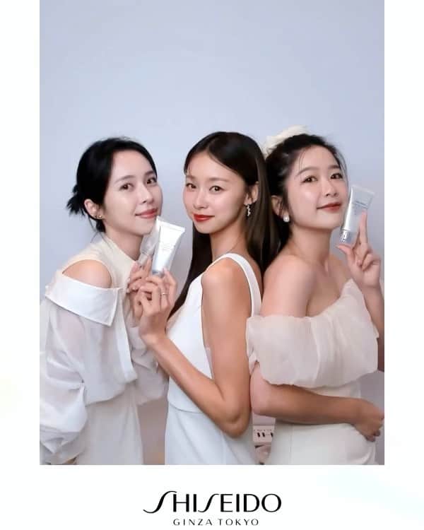 吳斐莉のインスタグラム：「#奢華妝前防禦 很有魔性的 gif~是不是忍不住一直看🤣拍了好多我都好想放~~ 是說，我們家現在有個小習慣，只要一到吃飯時間，就會打開 YT 點開”小姐不熙娣🤣  我因為自從看了這個節目愛上小 s ，覺得她是個很實在又真實的人，而我很愛的資生堂極上御藏系列，找小 s 當代言人‼️  真的是太太太開心啦😍太適合了 名副其實的巨星光🌟即使在台下遠遠的看她，都快被 s 的巨星光閃瞎了🤣   我最愛資生堂的 💚《極上御藏珍珠光持妝乳 SPF30 PA++》 這支完全讓你擁有素顏貴婦肌 可以自然的修飾掉毛孔、膚色不均，然後整臉提亮亮🥹  但不是油亮也不是閃亮，是那種從裡透出來的精緻亮澤，最讚的是它是養膚型妝前，有珍稀奢華成分 #傳奇延命草 和 #24K純金珍珠 可以賦活肌底，修護抗老，所以即使每天用不傷皮膚反而養膚，我自己其實就當底妝用，然後搭配局部遮瑕，就是簡單完美的底妝了😎   紫外線比較強烈的時候，我會再搭配「極上御藏防禦精華乳 SPF50+ PA++++」 這樣防曬就做的妥妥的~👌🏿  除了一樣有添加「傳奇延命草」，還有號稱日本植萃黃金寶石的「金頂側耳萃取精華」💎  可以保護肌膚減低溫差、濕度變化、空汙等～損害造成的肌膚敏弱，更能自動調理保濕平衡，真的是從肌底做到保濕透亮！  奢華到一個不行的多功能防曬+妝前  所以才能輕鬆打造出貴婦肌的高級光澤感吧🤣   大家真的要試試看🙌🏿 我已經分享很多次啦真的好喜歡~ 現在填單靠櫃可以兌換 「巨星光奢華體驗禮」(潔膚皂 1ml+柔膚露 2ml+防禦精華乳 1ml+珍珠光持妝乳 1ml)   母親節檔期資生堂頂級限定 👉🏻單品&組合再享難得的 9 折優惠!  快把握立即進階頂級保養或是送媽媽也是個好選擇🙌🏿  24K 純金珍珠持妝組 $1,950 價值$2,705 極上防禦精華組 $3,000 價值$4,186  #ShiseidoTaiwan #ShiseidoSkincare #資生堂極上御藏 #一抹精緻造光更抗老 #奢華妝前防禦  @shiseido」