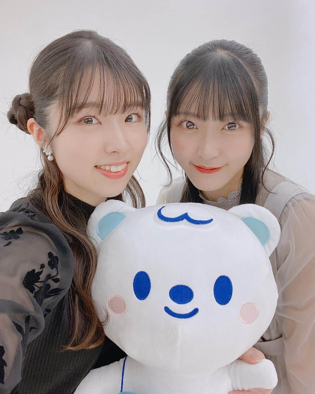 岩立沙穂のインスタグラム：「🐻‍❄️ . うえたんとあいちゃんと🤍  只今 @welcia_official ×AKB48のタイアップキャンペーン中で、今日やっと自分の声の店内放送を聞くことができましたー🥹  先月から街中でウエルシアを見つける度に入ってたんだけど、なかなかタイミングが合わずにいたら今日ふらっと入ったコクミンで😳👂  全国のウエルシアグループの店舗が対象なので、近くにあれば行ってみてください！ あいちゃんと私の店内放送は関東エリア限定です📢  ちなみに明日(3/31)までです！！💨 キャンペーンの応募もまだ間に合うからチェックしてくださいね🥺  . . #AKB_ウエルシア #ウエルシア  #AKB48  #明日まで #急げ #🏃‍♀️」