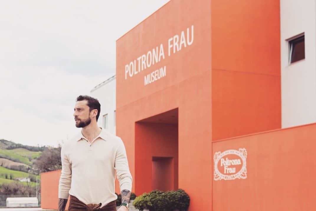 クラウディオ・マルキジオさんのインスタグラム写真 - (クラウディオ・マルキジオInstagram)「Oggi ho avuto il piacere di visitare il museo e la sede di @poltronafrauofficial a Tolentino, nelle Marche. Un viaggio nel cuore dell'Italia che mi ha permesso di conoscere più da vicino una delle realtà che nel proprio settore ha segnato la storia del nostro paese, e che ogni giorno porta questa eccellenza in giro per tutto il mondo. Accompagnato da @nicolacoropulis ho conosciuto tantissimi artigiani, custodi di questa arte, persone innamorate del proprio lavoro. Vi ringrazio davvero per questa bellissima giornata 🙏 #poltronafrau #supplied #heritage」3月30日 22時10分 - marchisiocla8