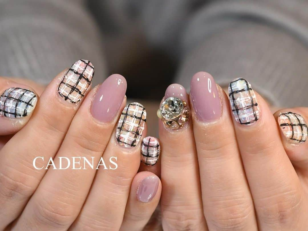 Yuka Maeda ::manicurelistのインスタグラム：「Spring tweed🥺🌸⭐️  . . Salon data▼ ＝＝＝＝＝＝＝＝＝＝＝＝＝＝＝＝＝＝＝＝ . CADENAS -nail eyelash salon- ●Nail artist  @yuka.maeda  @yuki_cadenas @mai_cadenas ●eyelash　@cadenaseyelash  ゲストに愛と感動を…♡ . 【 LINE ＠cadenas 】 ご予約/お問い合わせはLINEよりお気軽に🤲 ▶︎▶︎#cadenasnail デザインアップしてます♡  price…★⭐︎Instagram特別キャンペーン中⭐︎★ . 「インスタ見たよ👀」と LINEからご予約で特別プライス7500円！！ . ※ご新規様限定 ※キャラクターや特殊なエレメント等のみ 別途料金いただく場合ございます🙇🏻‍♀️ . . price…初回8000円（オフ込み） access…大阪市北区堂山町16-1  中崎町駅  徒歩5分 /  梅田駅  徒歩6分 . tel… 06-4792-8617 ＝＝＝＝＝＝＝＝＝＝＝＝＝＝＝＝＝＝＝＝ . . .  #中崎町ネイル #梅田ネイルサロン #大阪ネイルサロン #関西ネイルサロン #インスタネイル #instanails #instanail #トレンドネイル #ネイルサンプル #ツイードネイルデザイン  #ネイルブック #3月ネイル #ネイルチェンジ #今月のネイル #にゅーねいる #winternails #春ネイル  #ネイル大好き #チェックネイル  #네일아트 #네일스타그램 #귀여운네일 #무광네일  #女子力ネイル #Springtweed #ツイードネイル #cadenasyuka  #cadenasnail #tweednails」