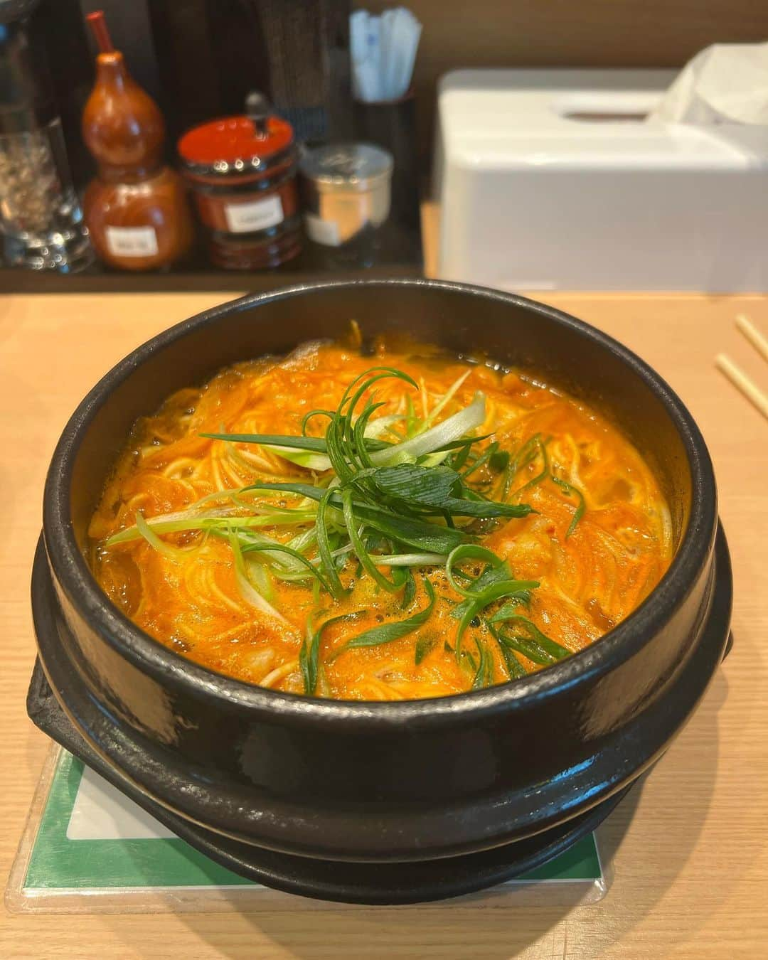 ARAKAWAMEIのインスタグラム：「. . 【モツ×ラーメン×辛】 私の大好物が詰まった夢のような食べ物いただいた🍜🌶 . 赤坂にあるホルモンラーメン！ ラーメンは言うまでもなく死ぬほど美味しいけど 〆のチーズリゾットで無事飛んだ😇 . いま写真見返してもヨダレ出てくるくらい美味しかった♡ . 男女ともに好きなお味だと思うので みなさんもぜひ食べてみて！ .  PR @ramen8910hakuju.akasaka  #赤坂グルメ #ホルモンラーメン #東京ラーメン #赤坂ランチ #赤坂見附ラーメン #赤坂見附グルメ #ホルモンラーメン8910赤坂店 #赤坂ラーメン」